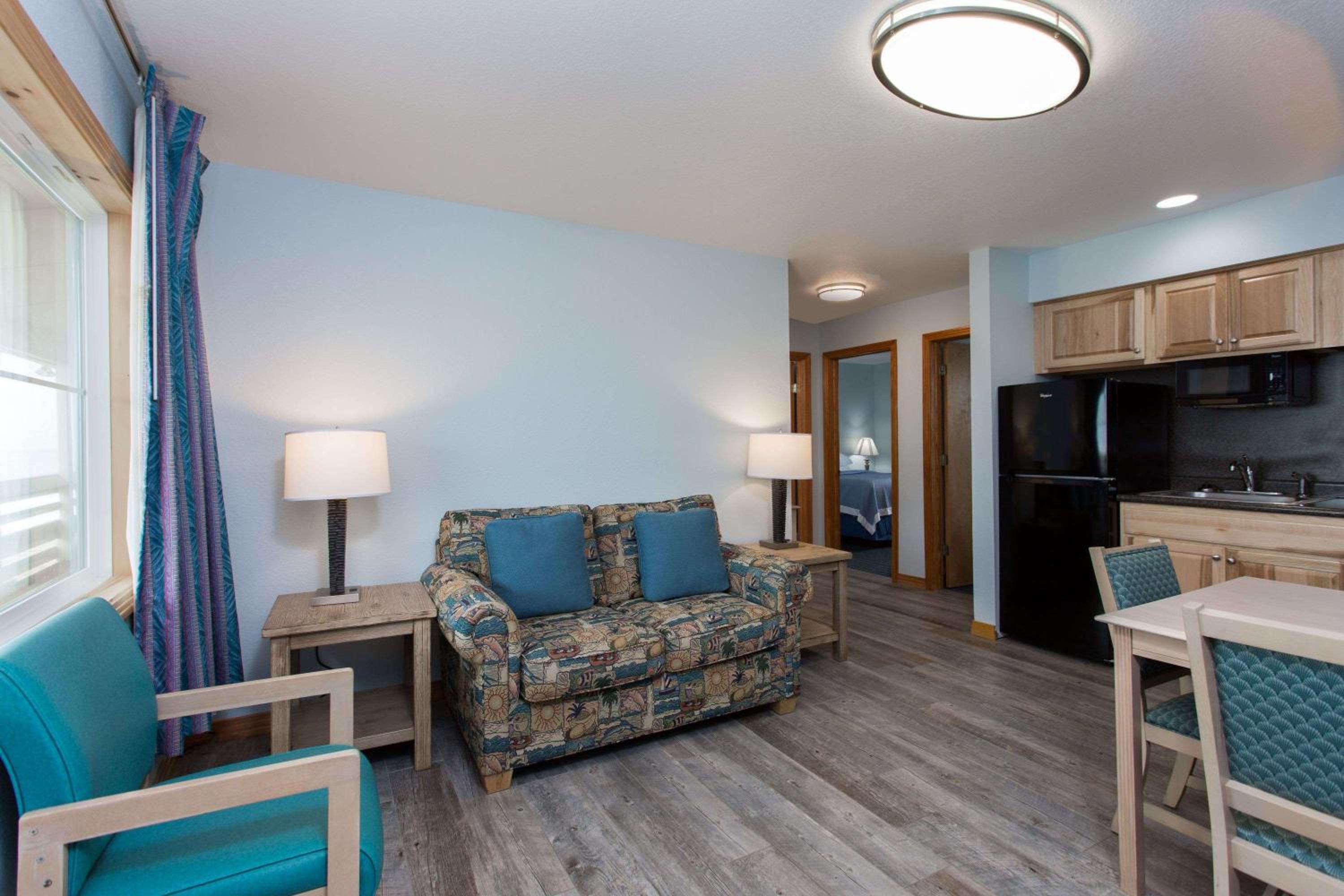 Queen Two-Bedroom Suite - Non-Smoking - Photo 1