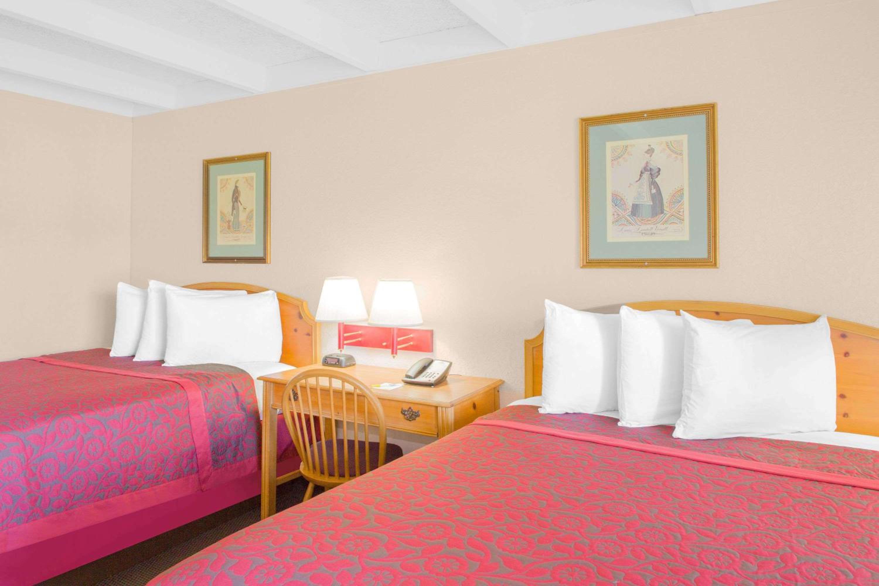 Queen Room with Two Queen Beds - Non-Smoking - Photo 2