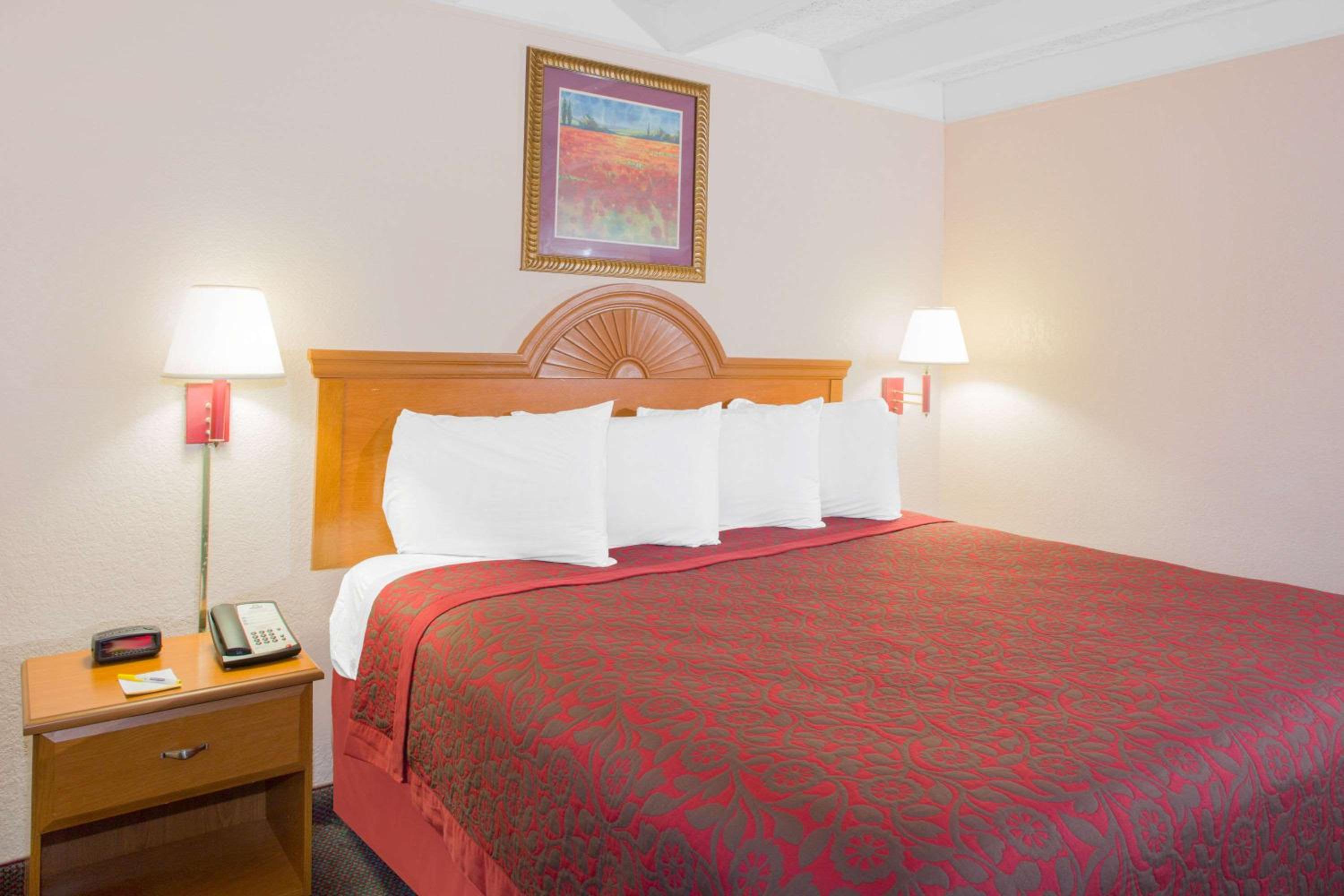 King Room - Non-Smoking - Photo 1
