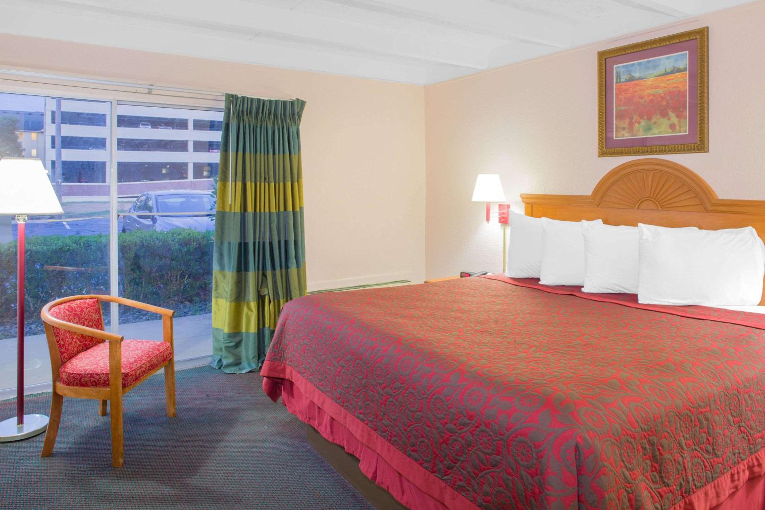 King Room - Non-Smoking - Photo 3