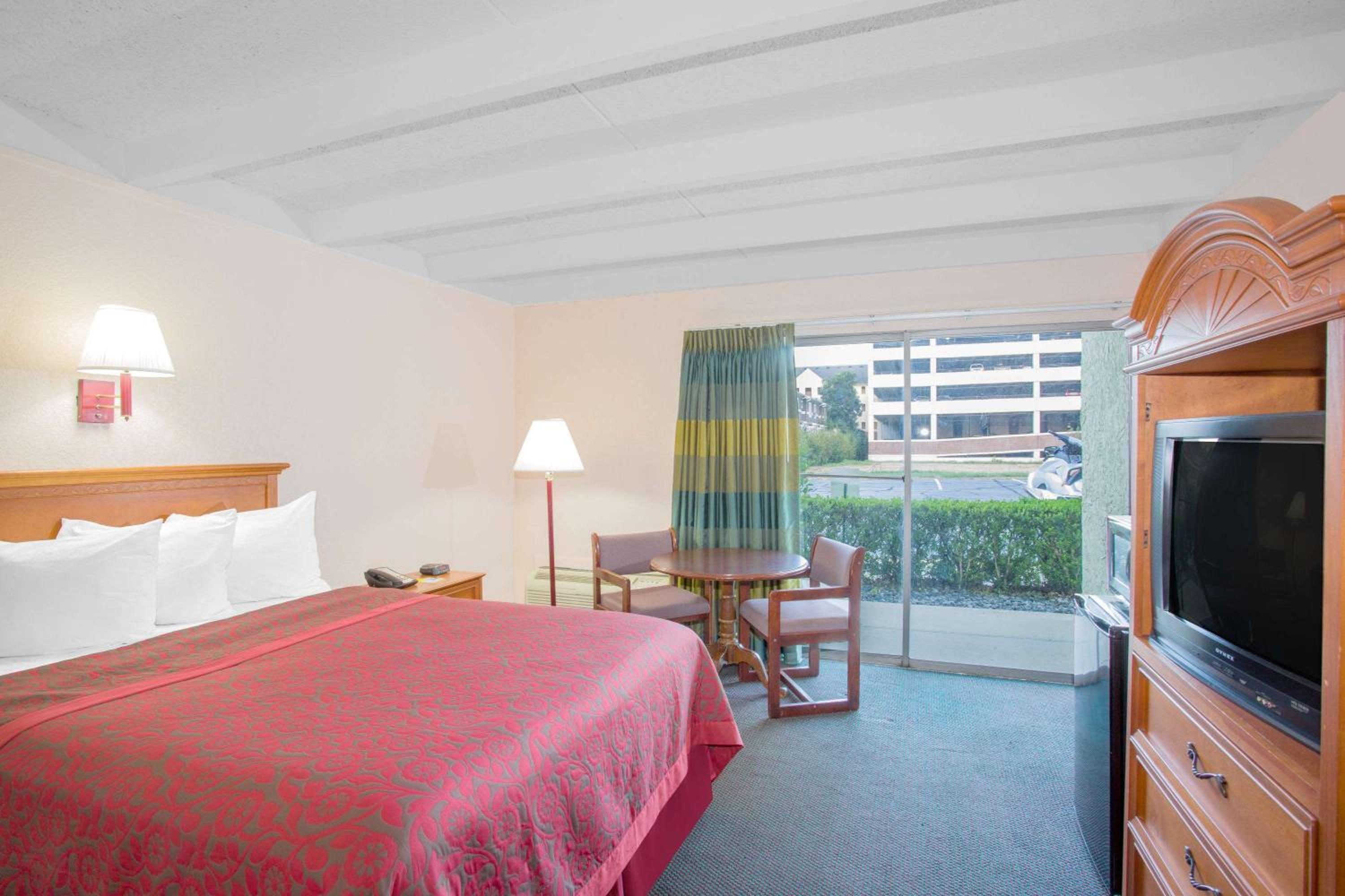 King Room - Non-Smoking - Photo 2