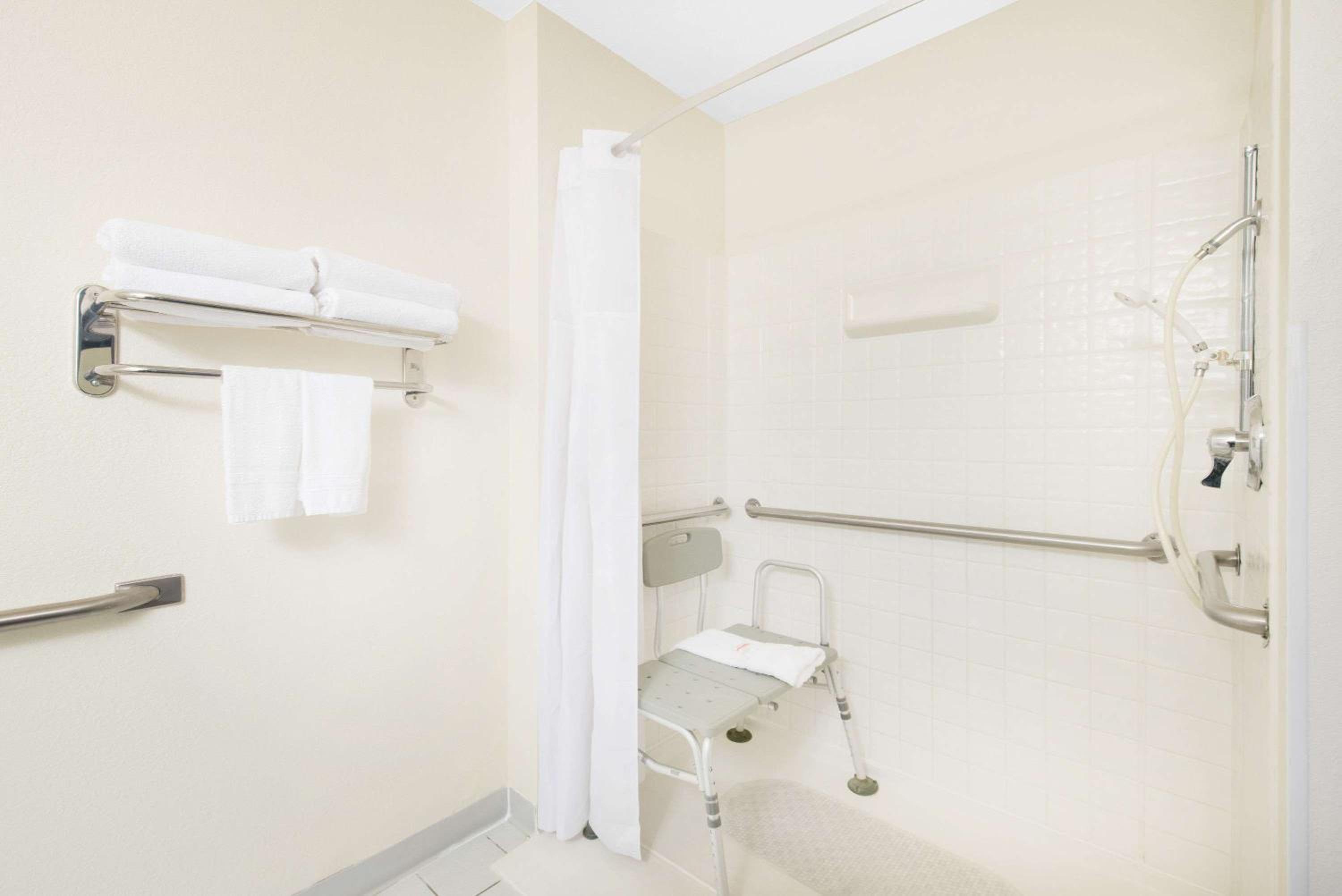 Queen Room - Disability Access - Non-Smoking - Photo 2