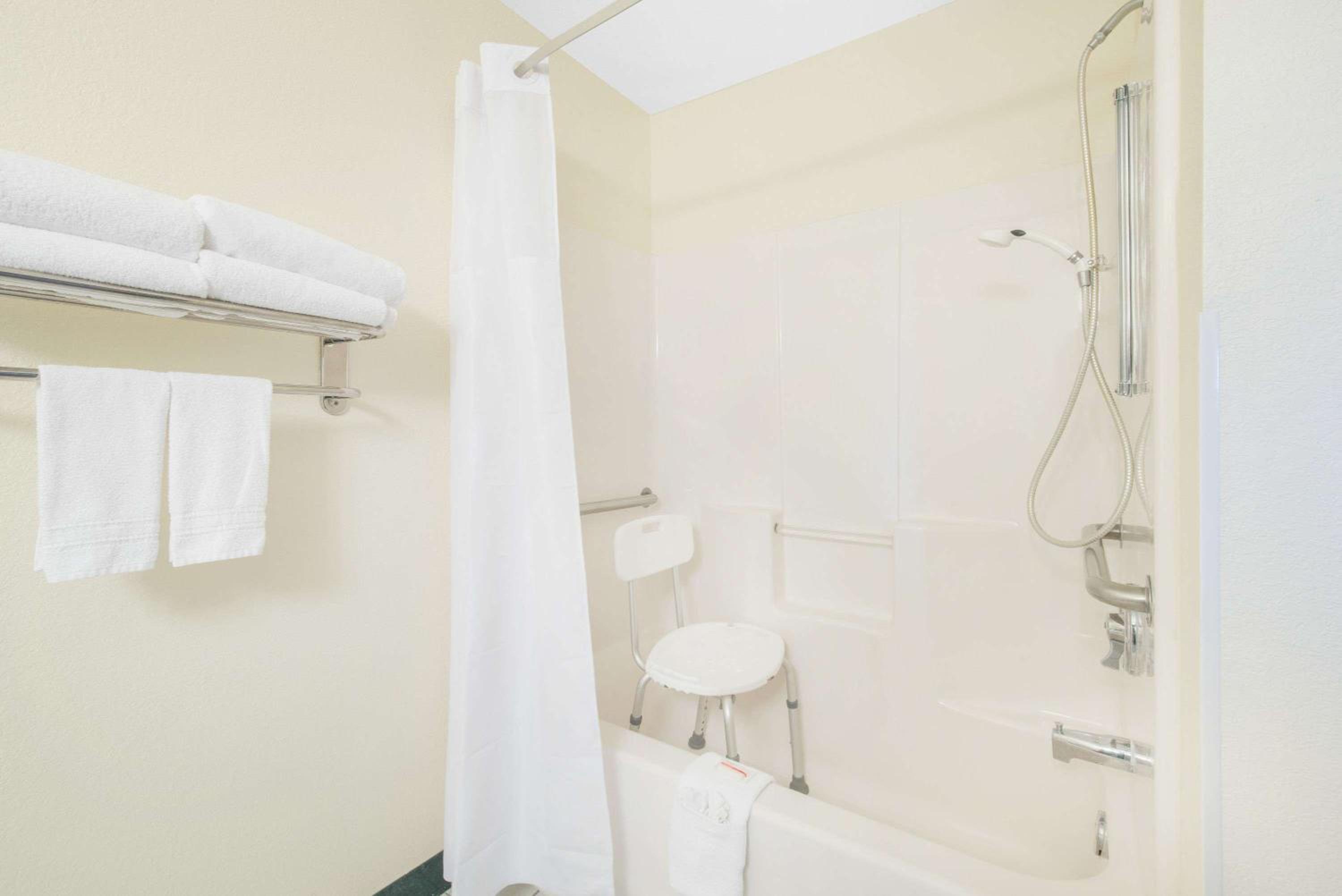 Queen Room - Disability Access - Non-Smoking - Photo 3
