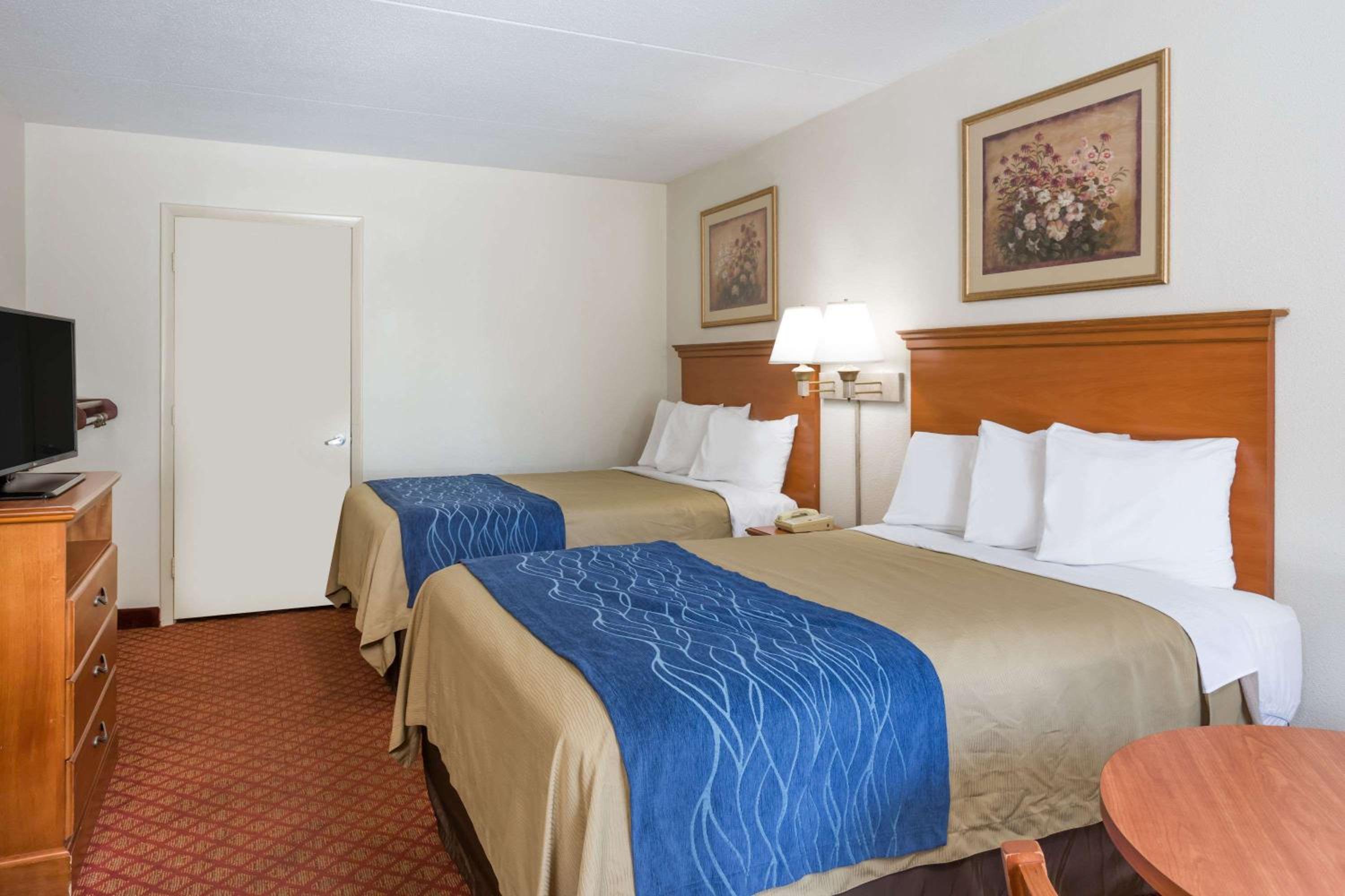 Double Room With Two Double Beds - Mobility Access/Non-Smoking photo 1