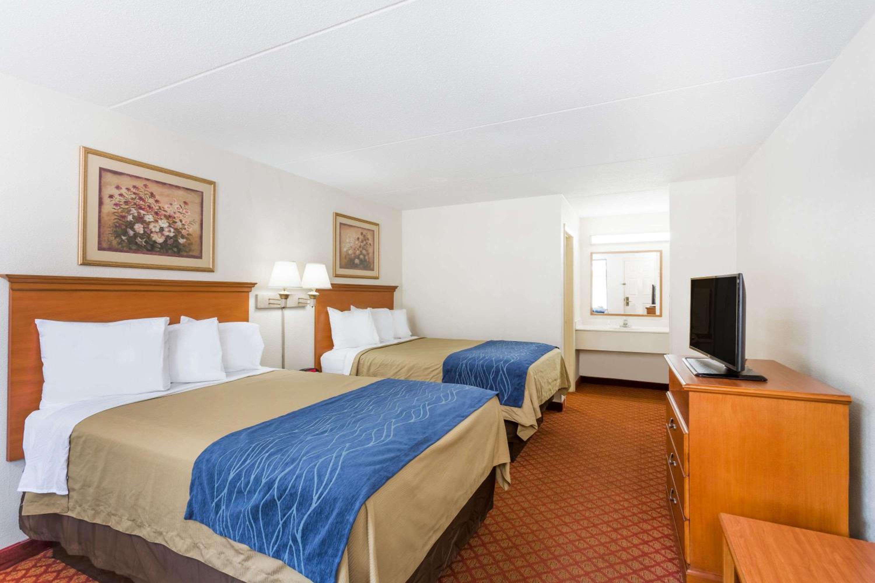 Double Room With Two Double Beds - Smoking photo 1