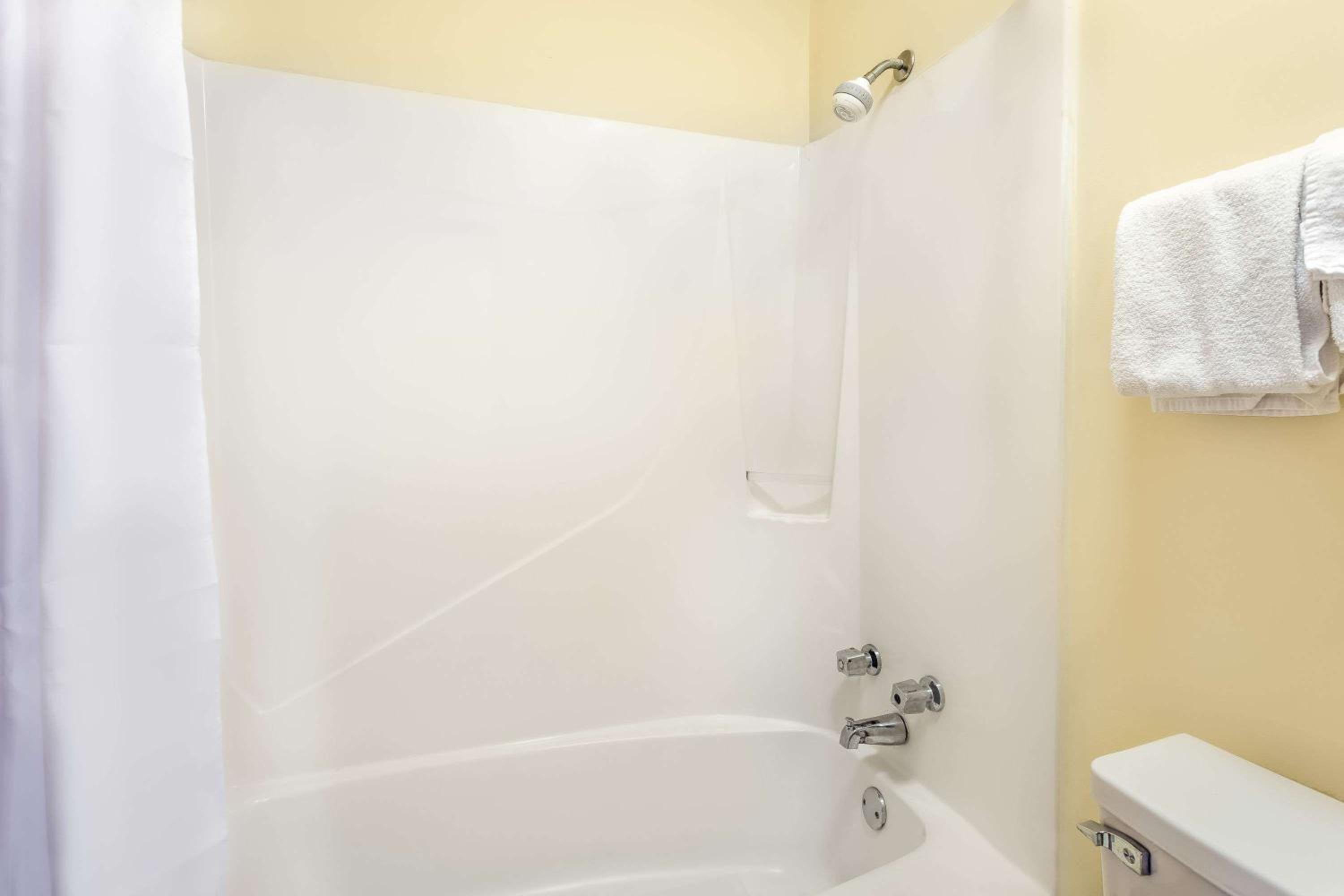 King Room - Non-Smoking - Photo 6