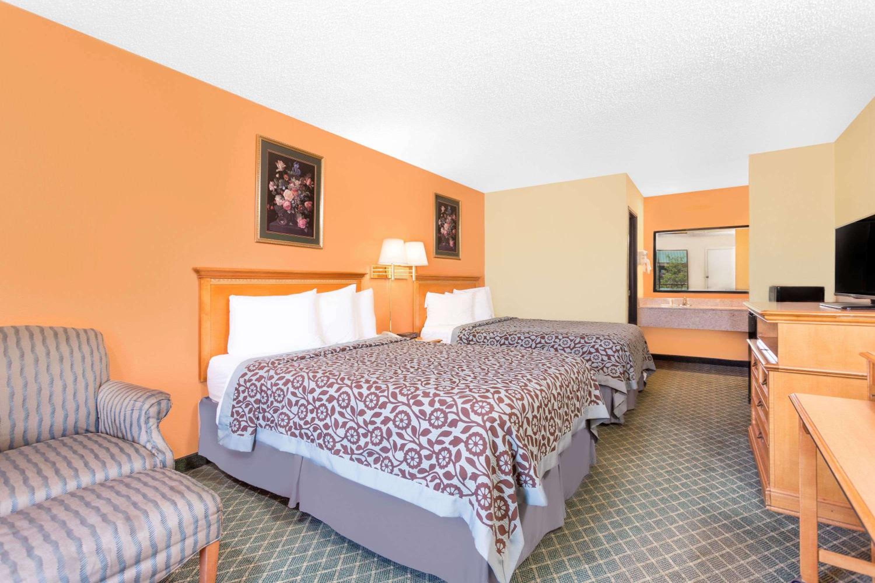 Double Room with Two Double Beds - Smoking - Photo 1