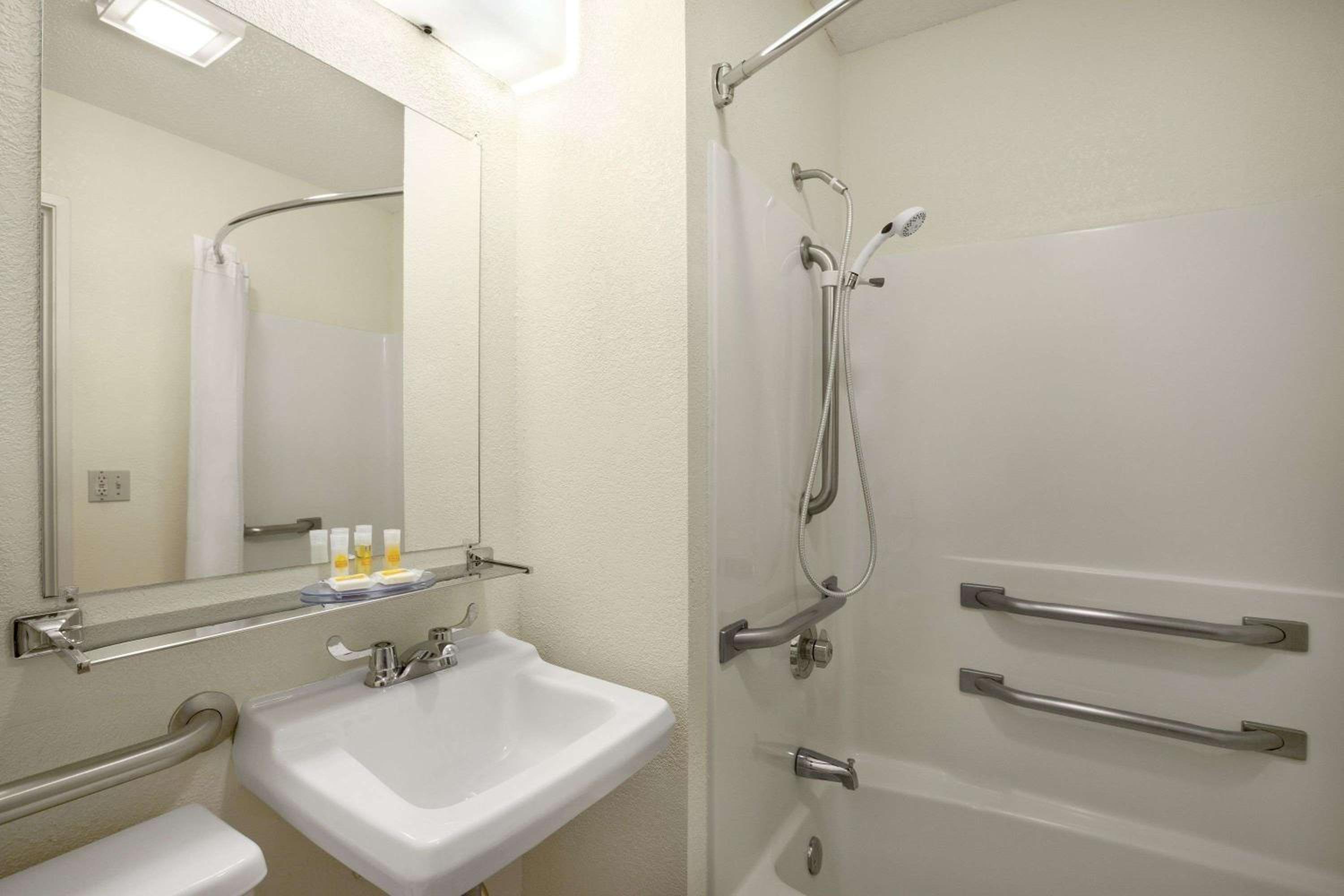 King Room - Disability Access - Non-Smoking - Photo 2