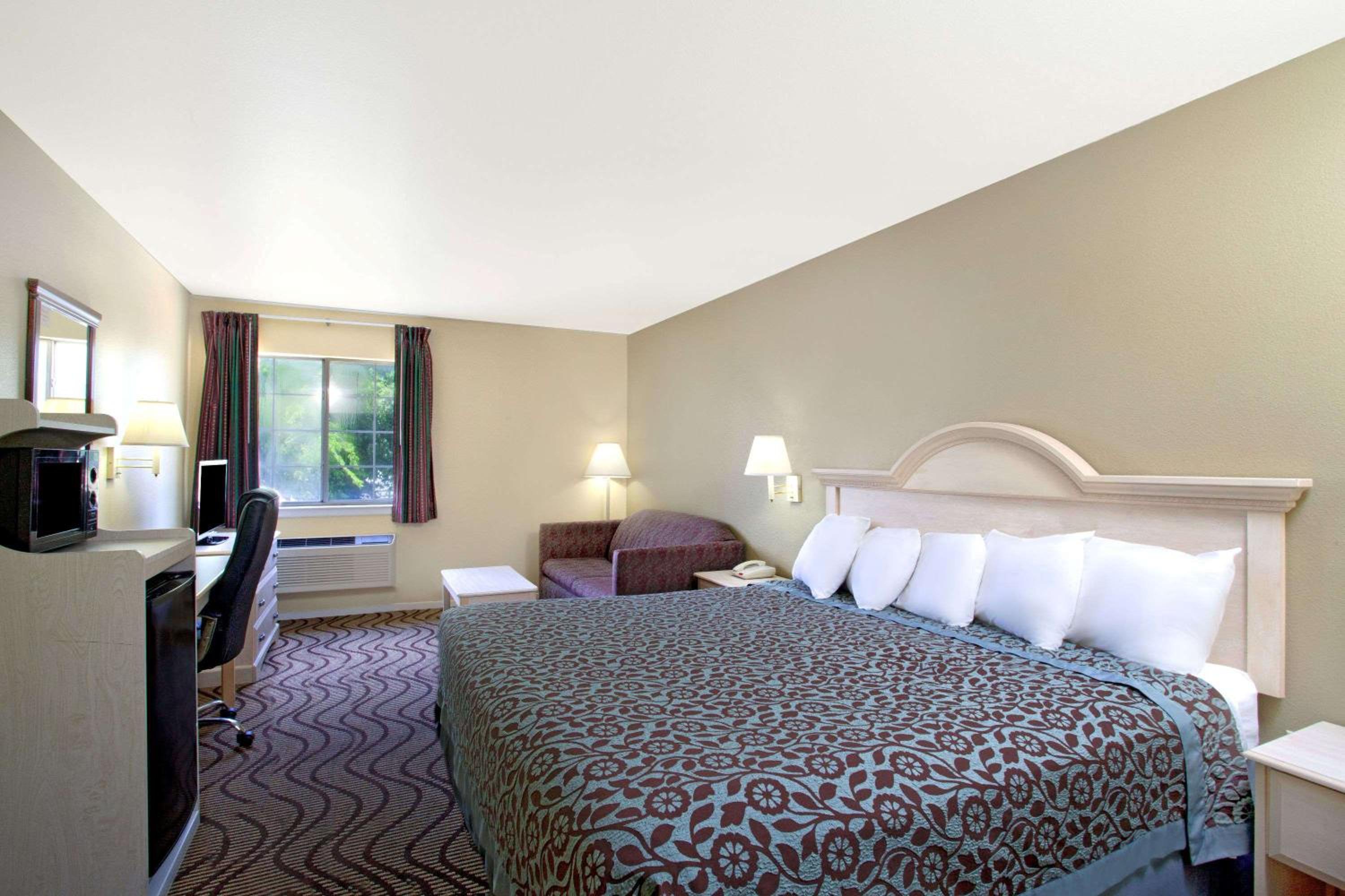 King Room with Roll-In Shower - Mobility Access/Non-Smoking - Photo 2