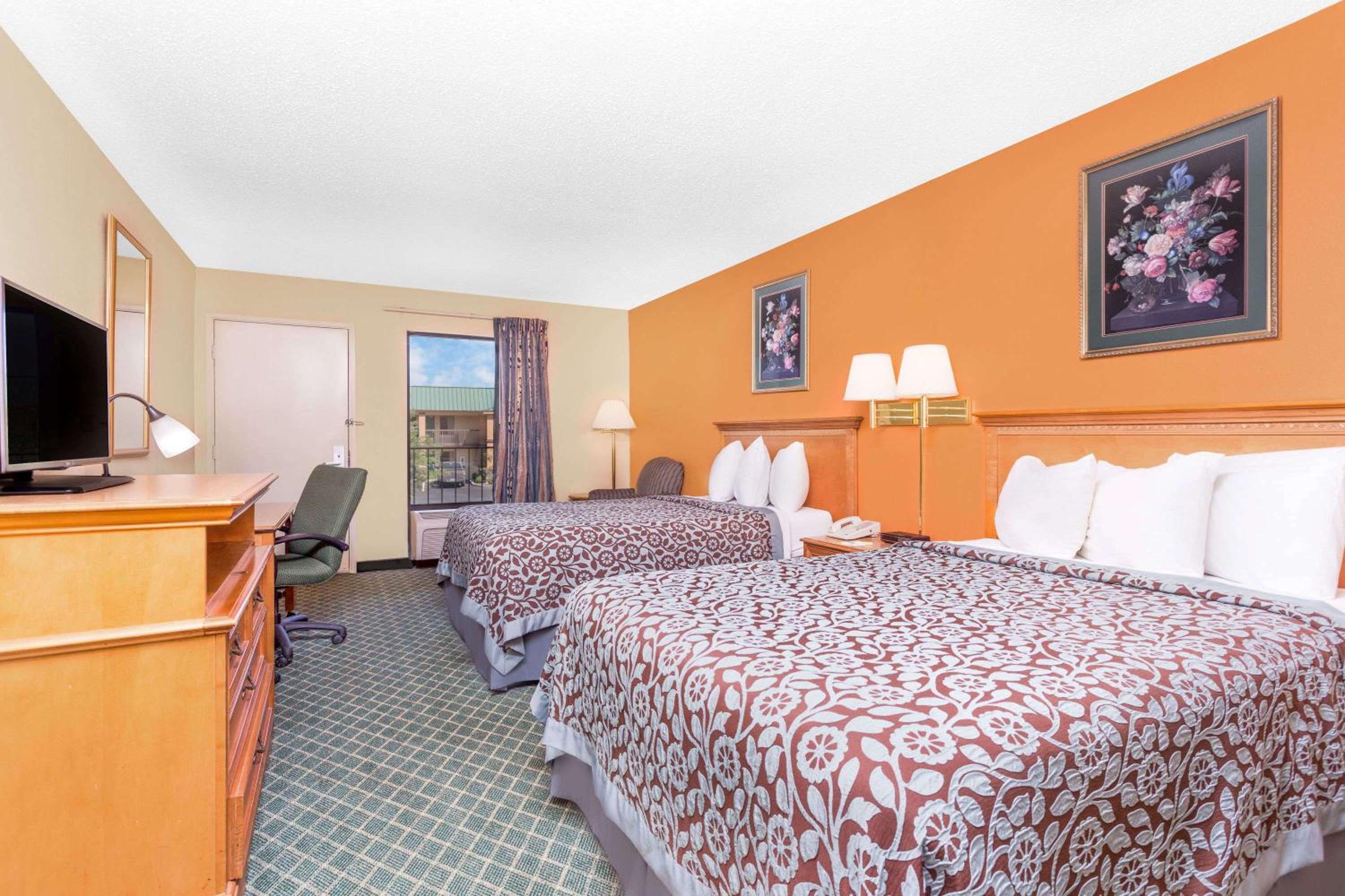 Double Room with Two Double Beds - Smoking - Photo 3