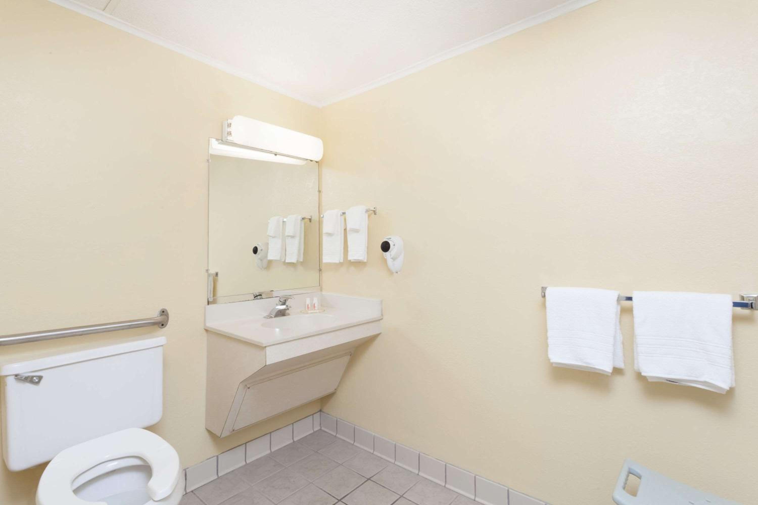 Queen Room - Disability Access/Non-Smoking - Photo 2
