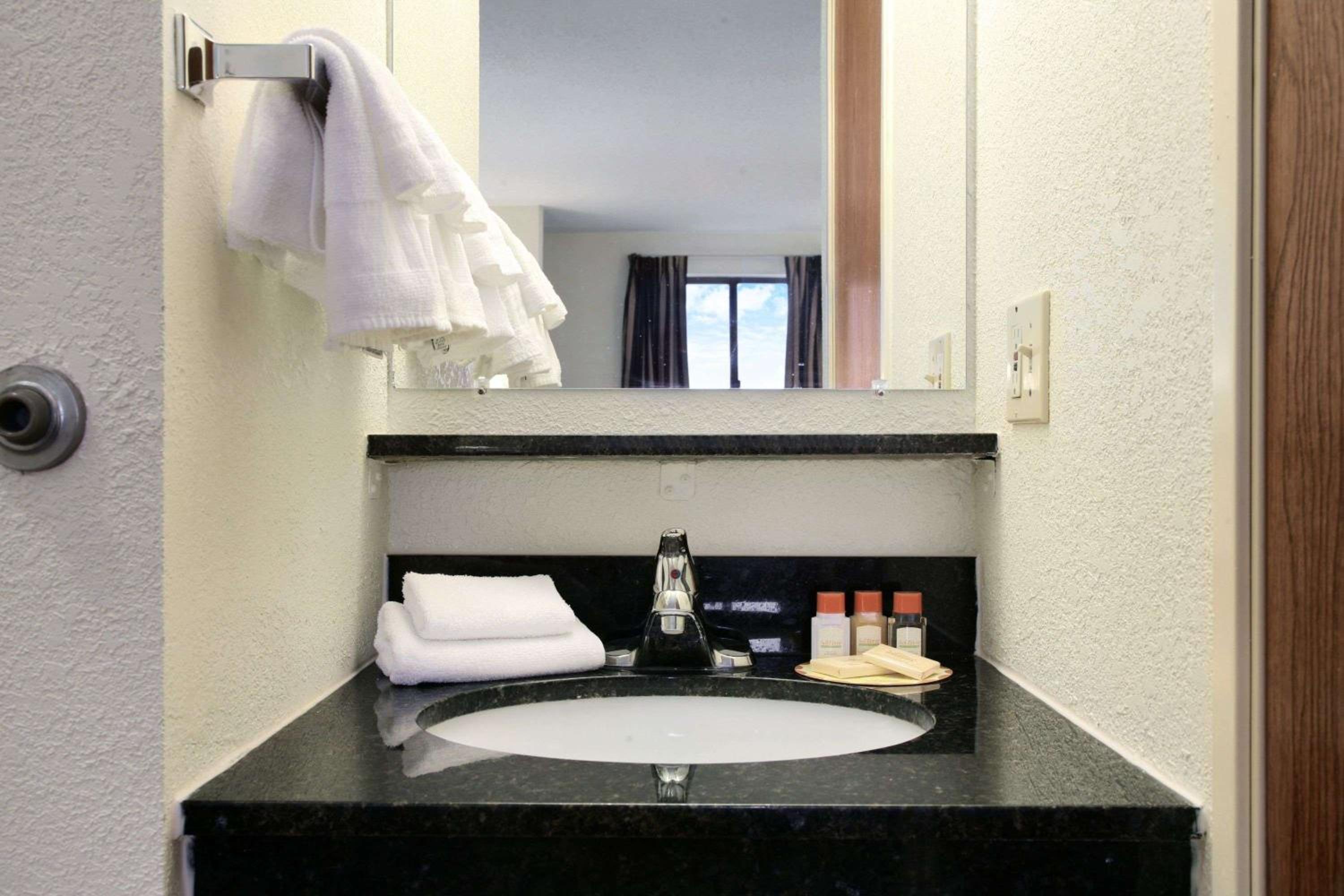 King Room - Non-Smoking - Photo 4