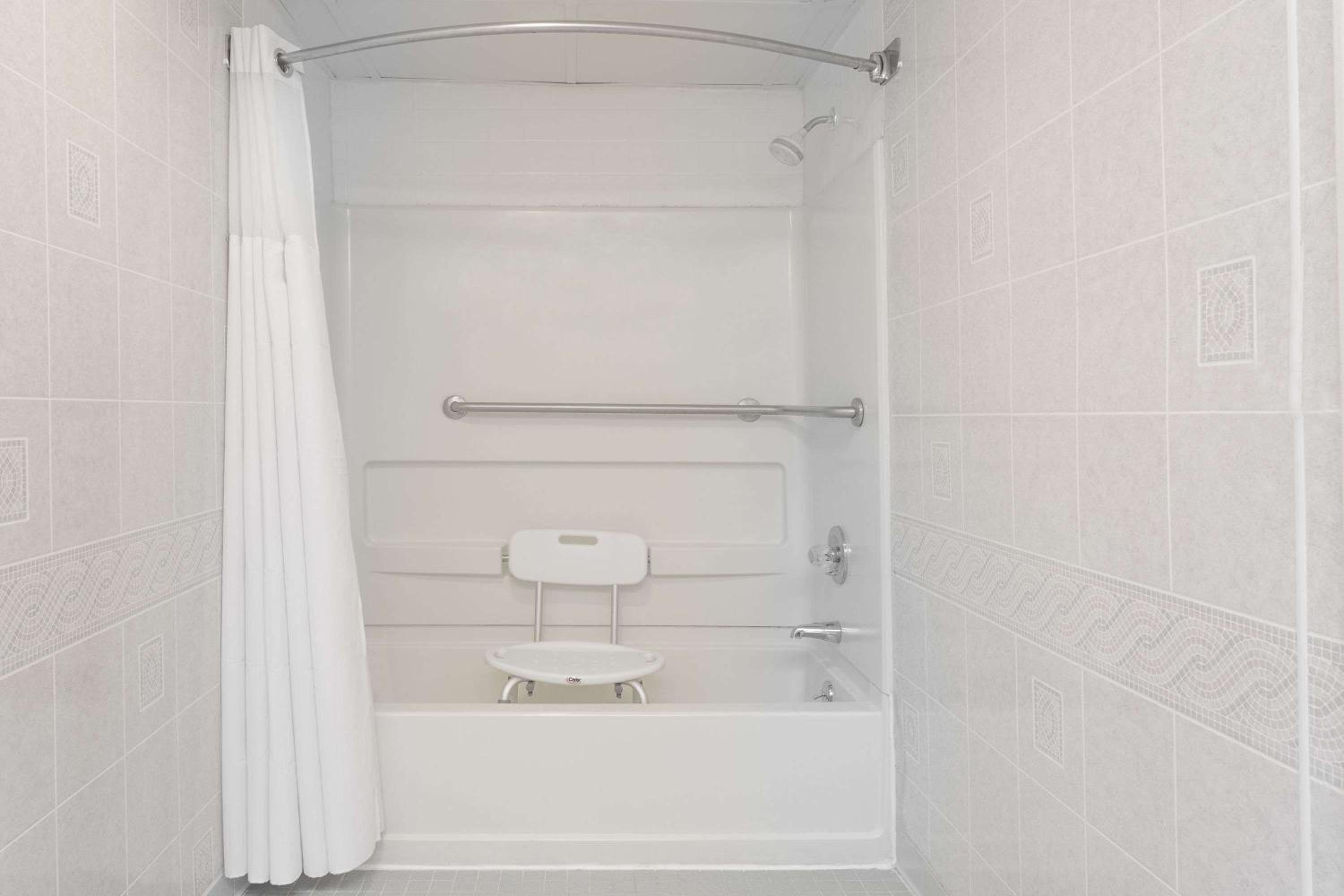Queen Room with Two Queen Beds - Mobility Access/Non-Smoking - Photo 4