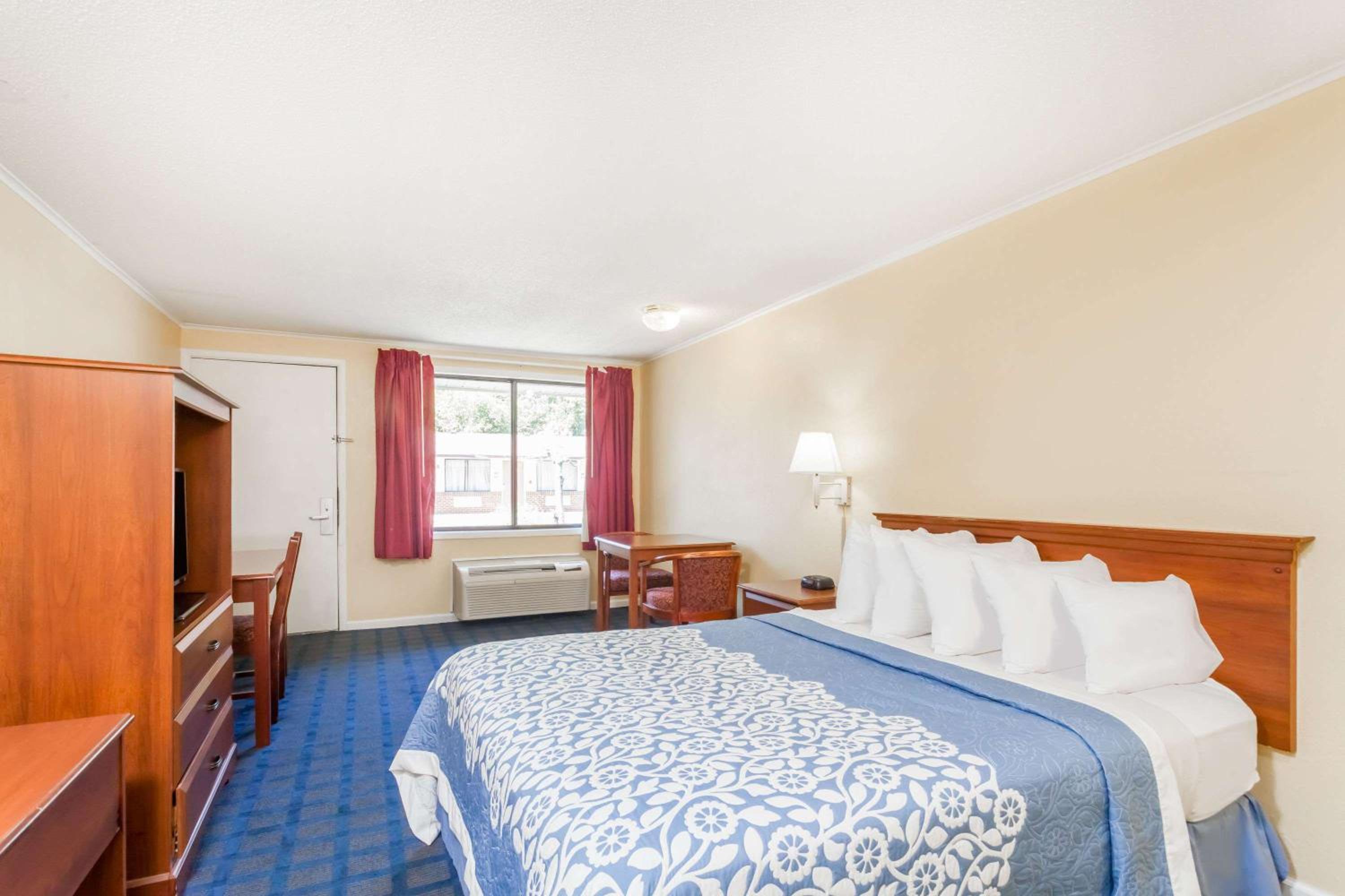 Queen Room - Non-Smoking - Photo 2