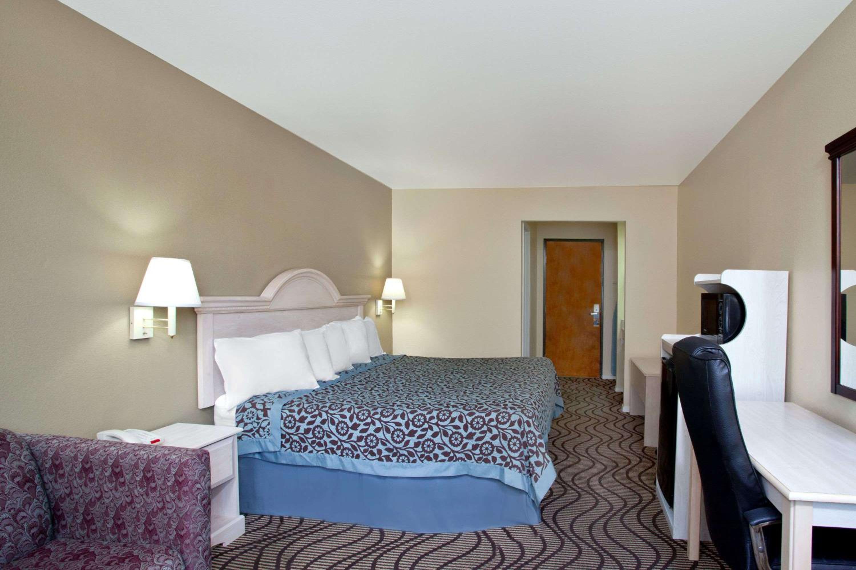 King Room with Roll-In Shower - Mobility Access/Non-Smoking - Photo 3