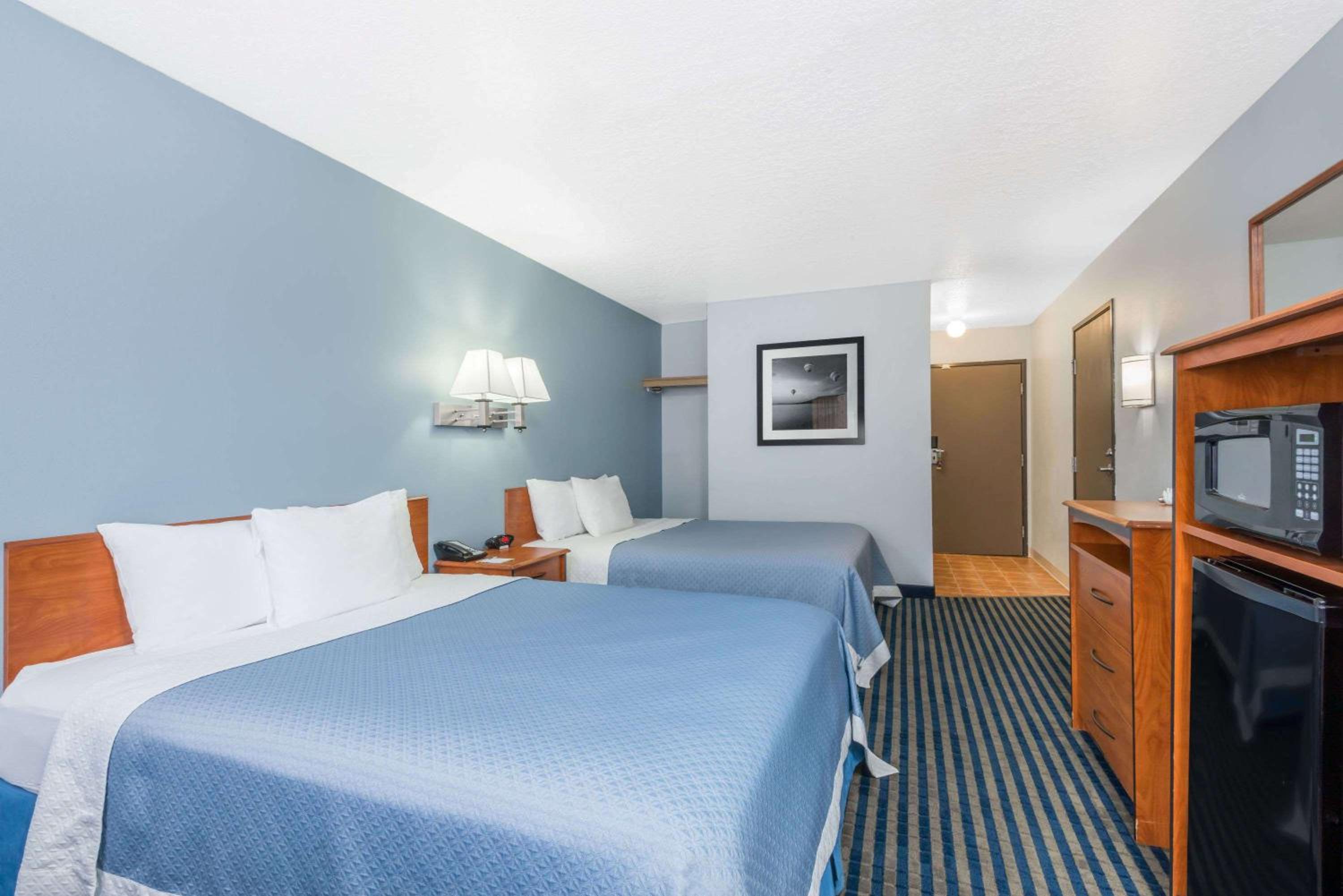 Queen Room - Non-Smoking - Pet Friendly