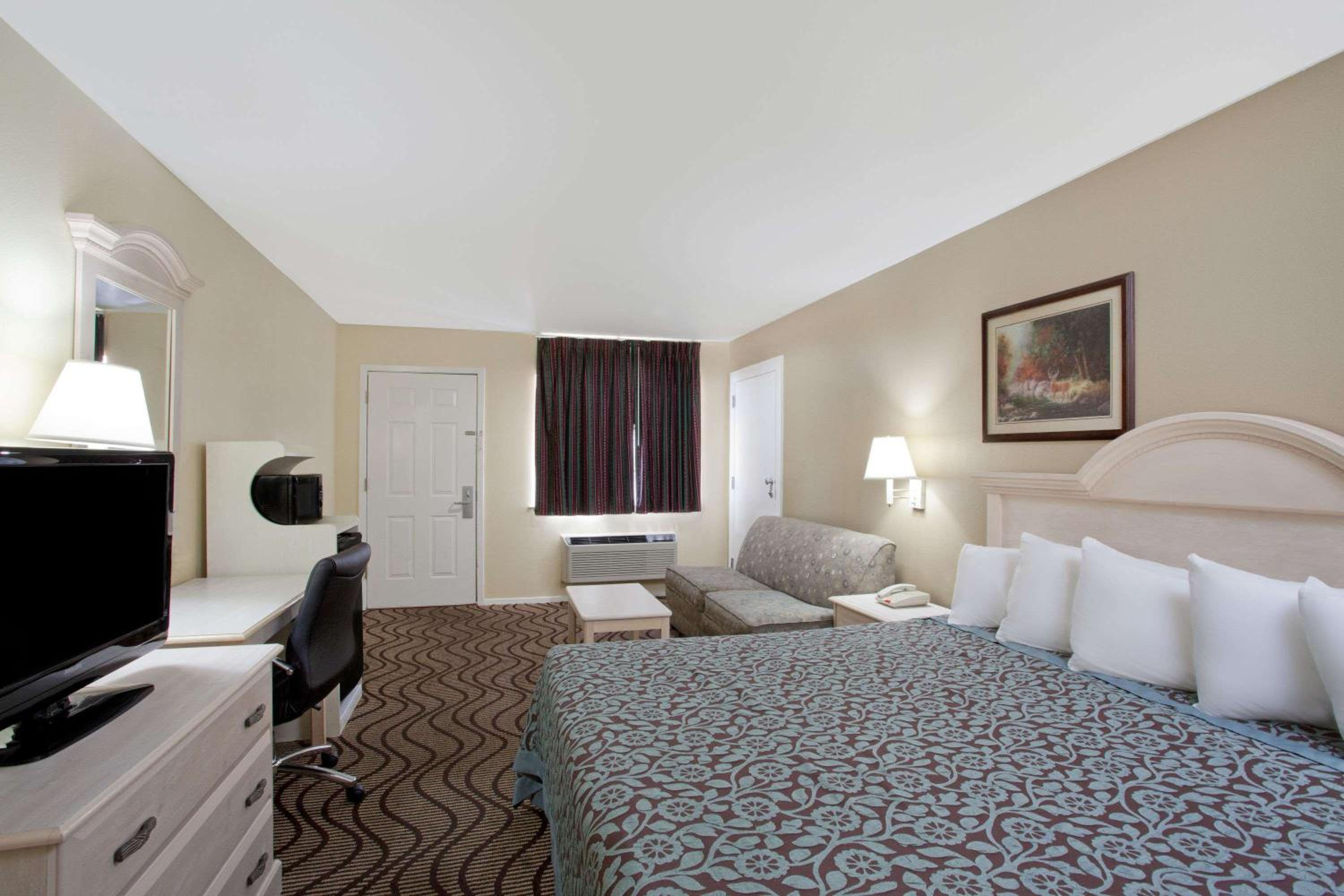 King Room with Roll-In Shower - Mobility Access/Non-Smoking - Photo 4