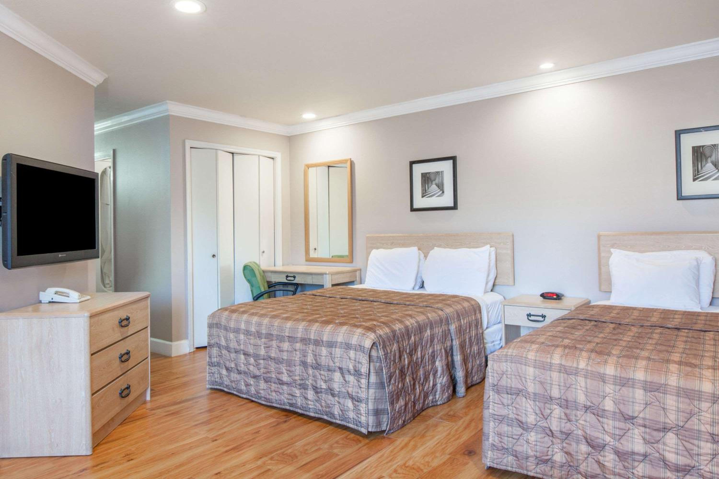 Queen Room with Two Queen Beds - Non-Smoking - Photo 9
