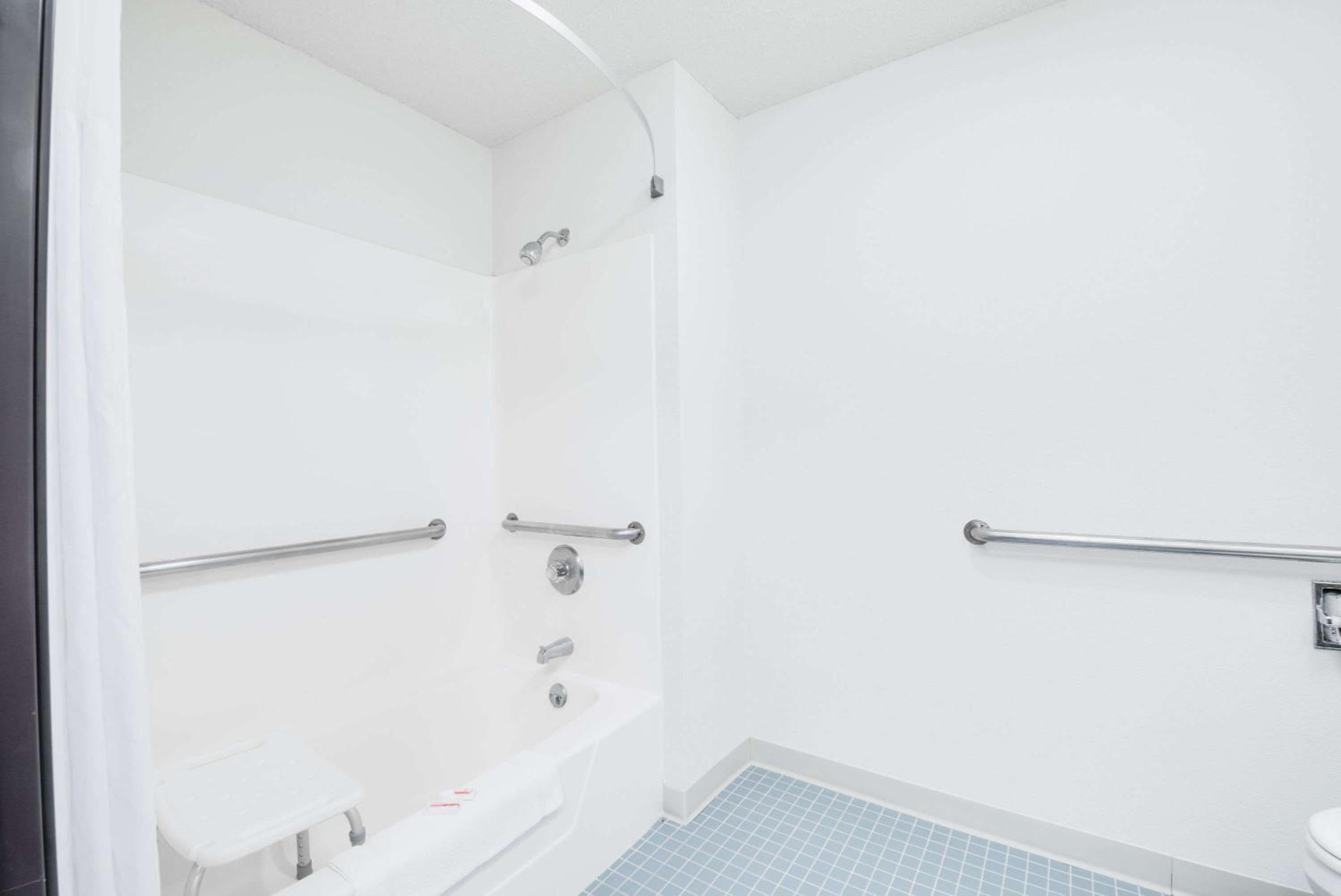 Queen Room - Mobility Access/Non-Smoking - Photo 3