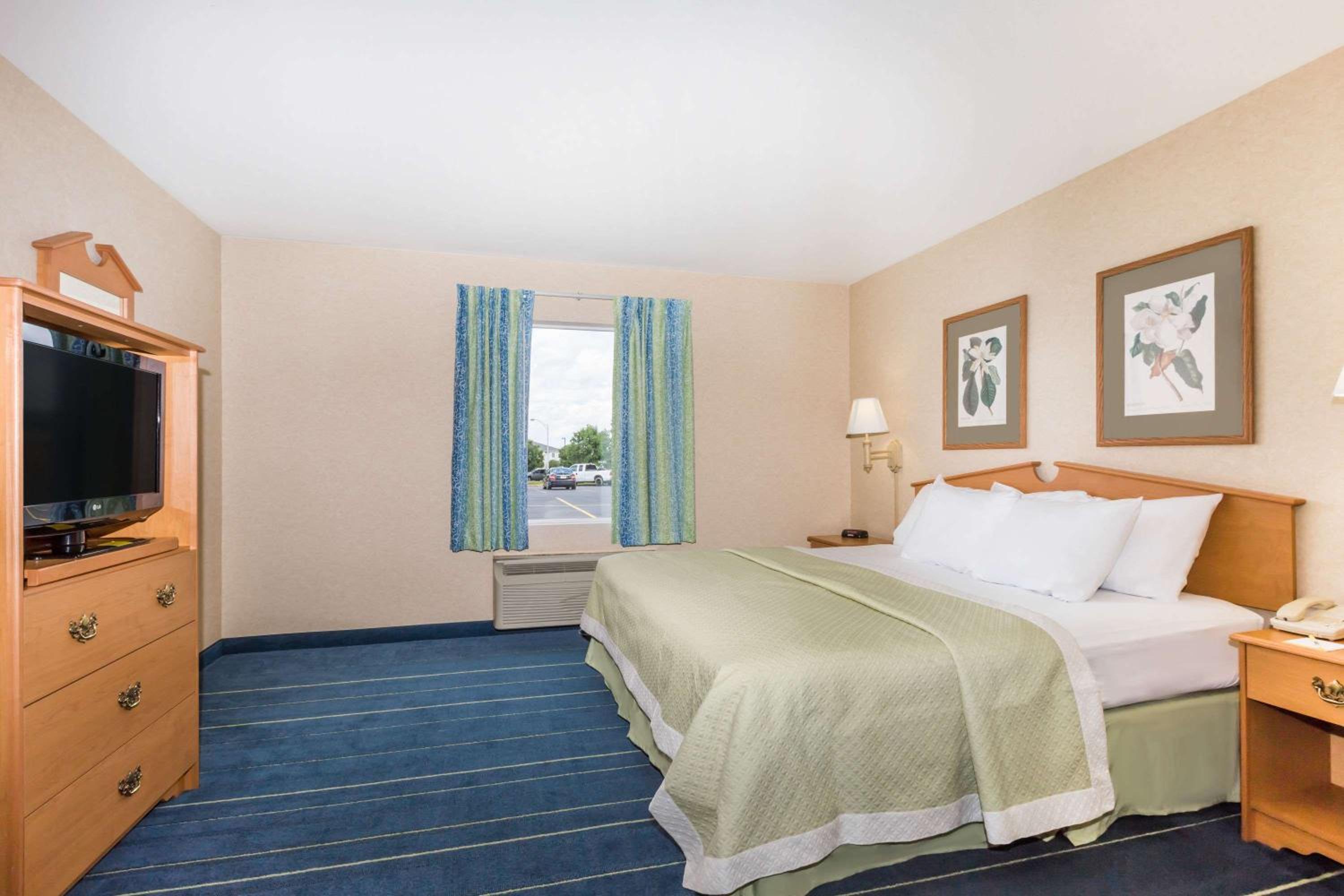 King Room - Non-Smoking - Photo 1