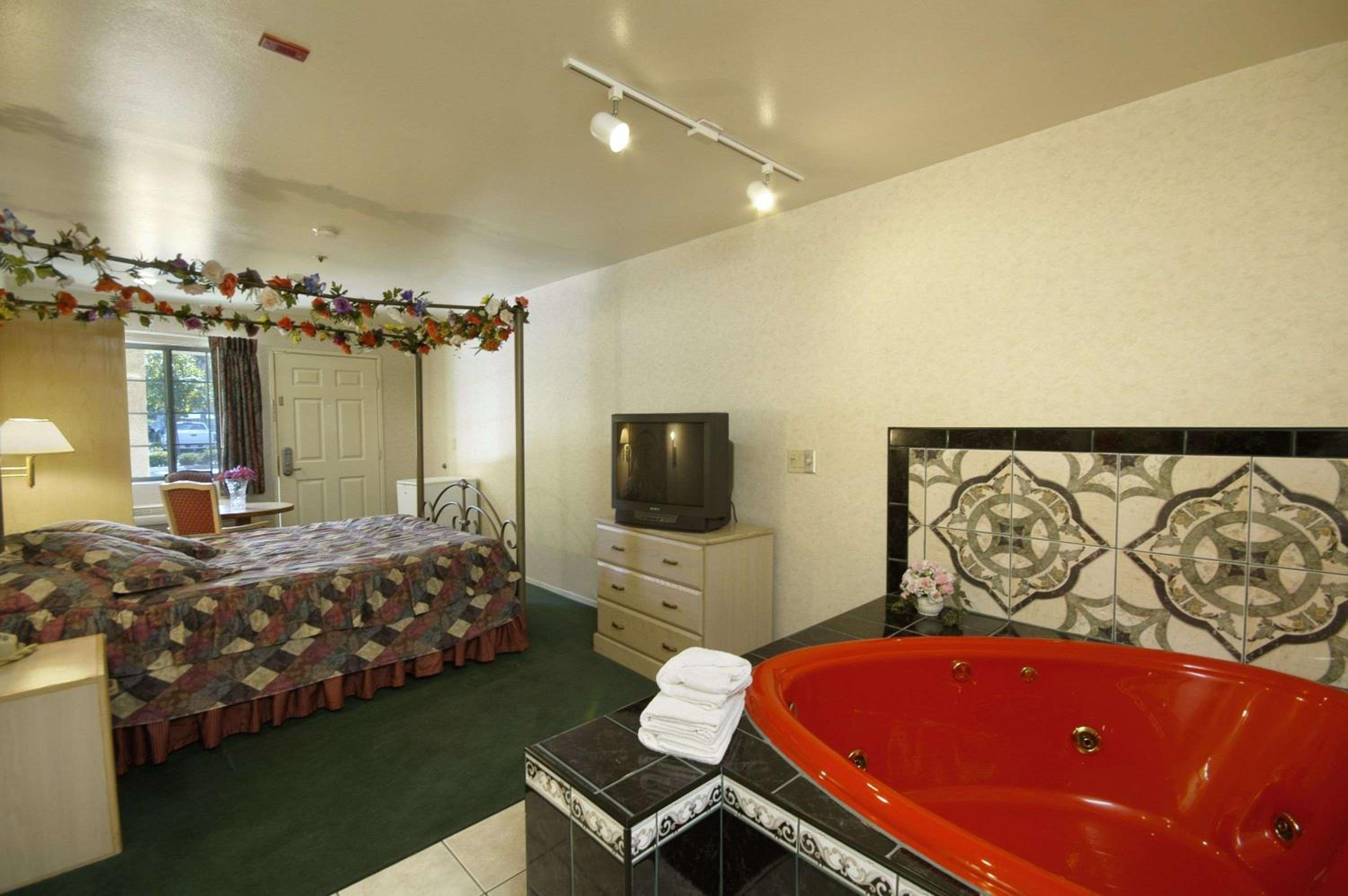 Deluxe King Room - Non-Smoking