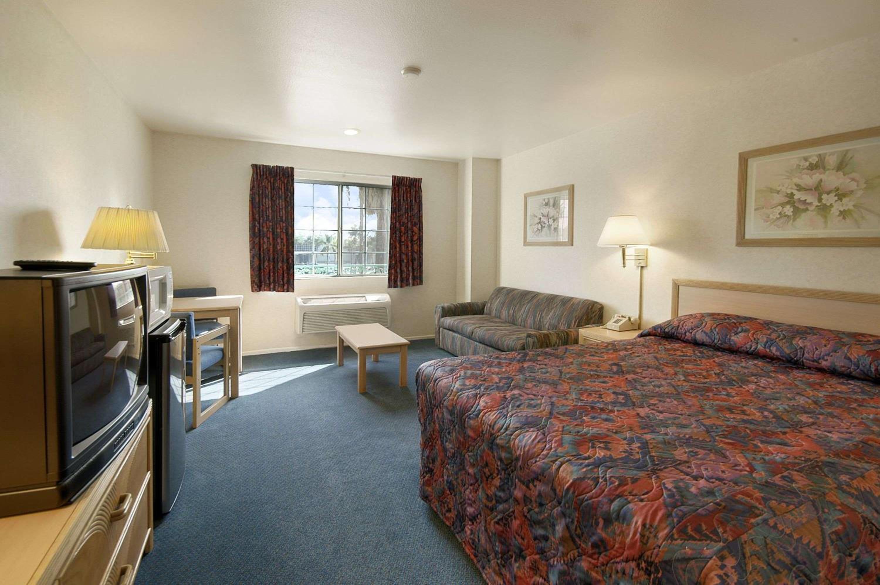 Queen Room - Non-Smoking - Photo 1