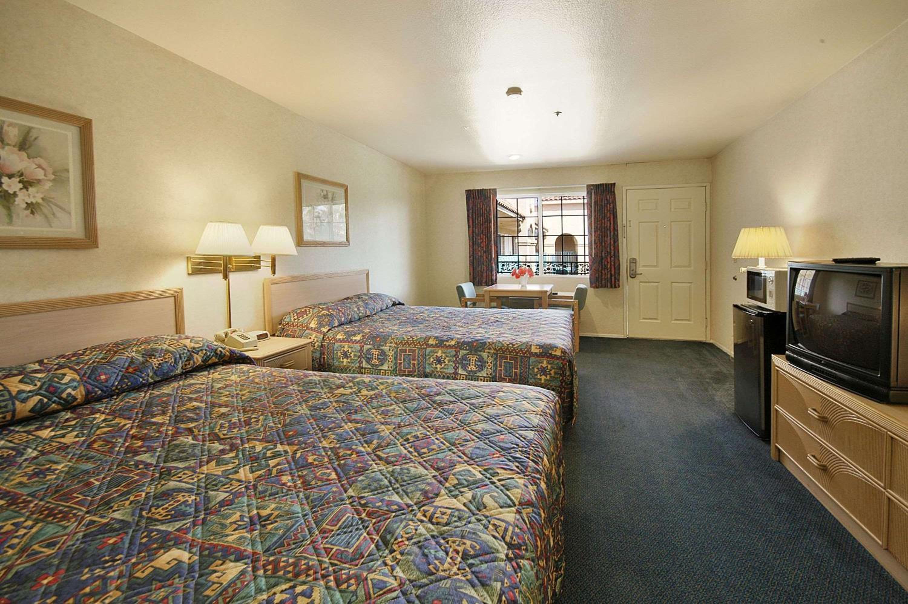 Queen Room - Non-Smoking - Photo 3