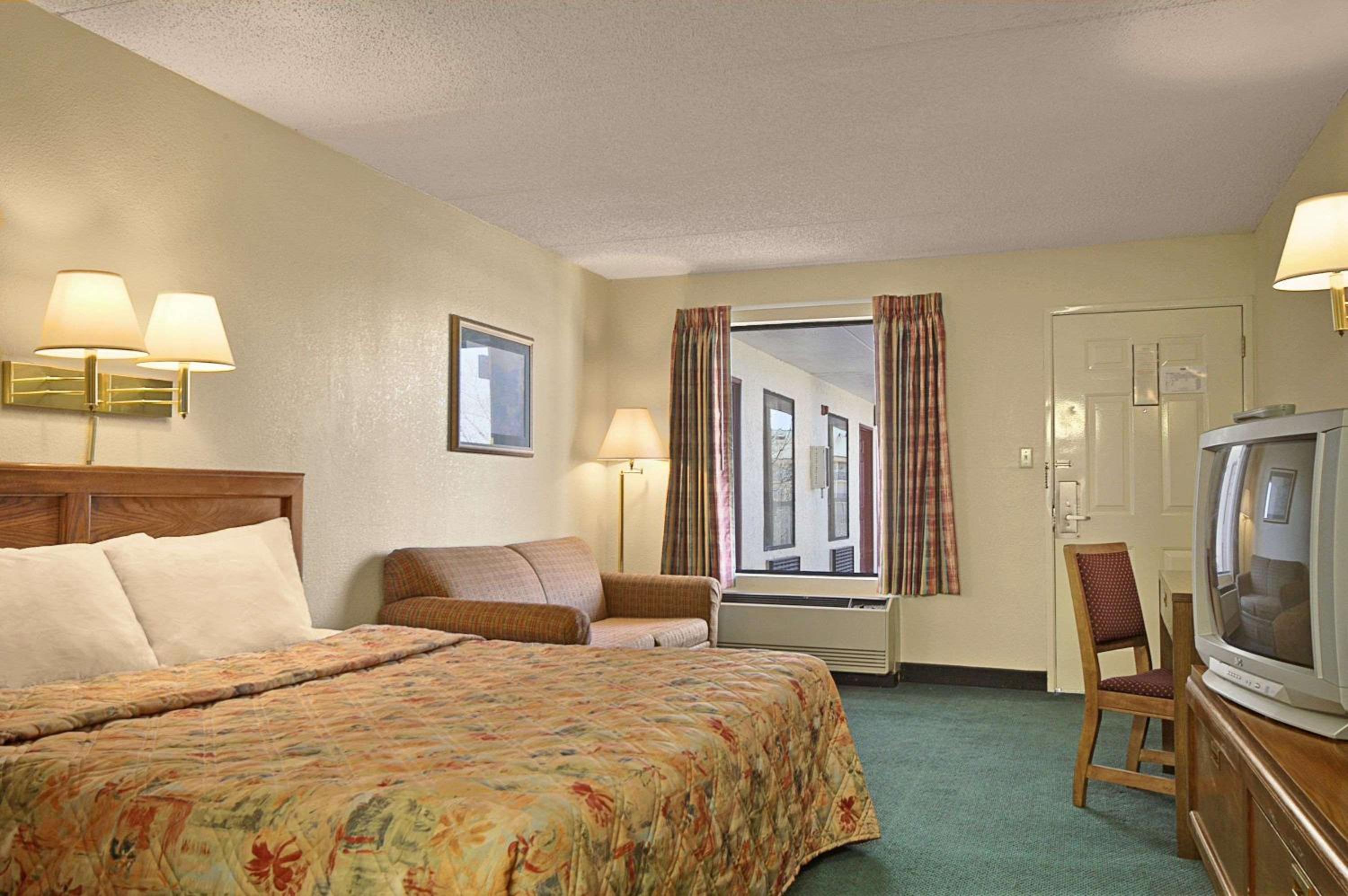 Queen Suite - Non-Smoking - Photo 3