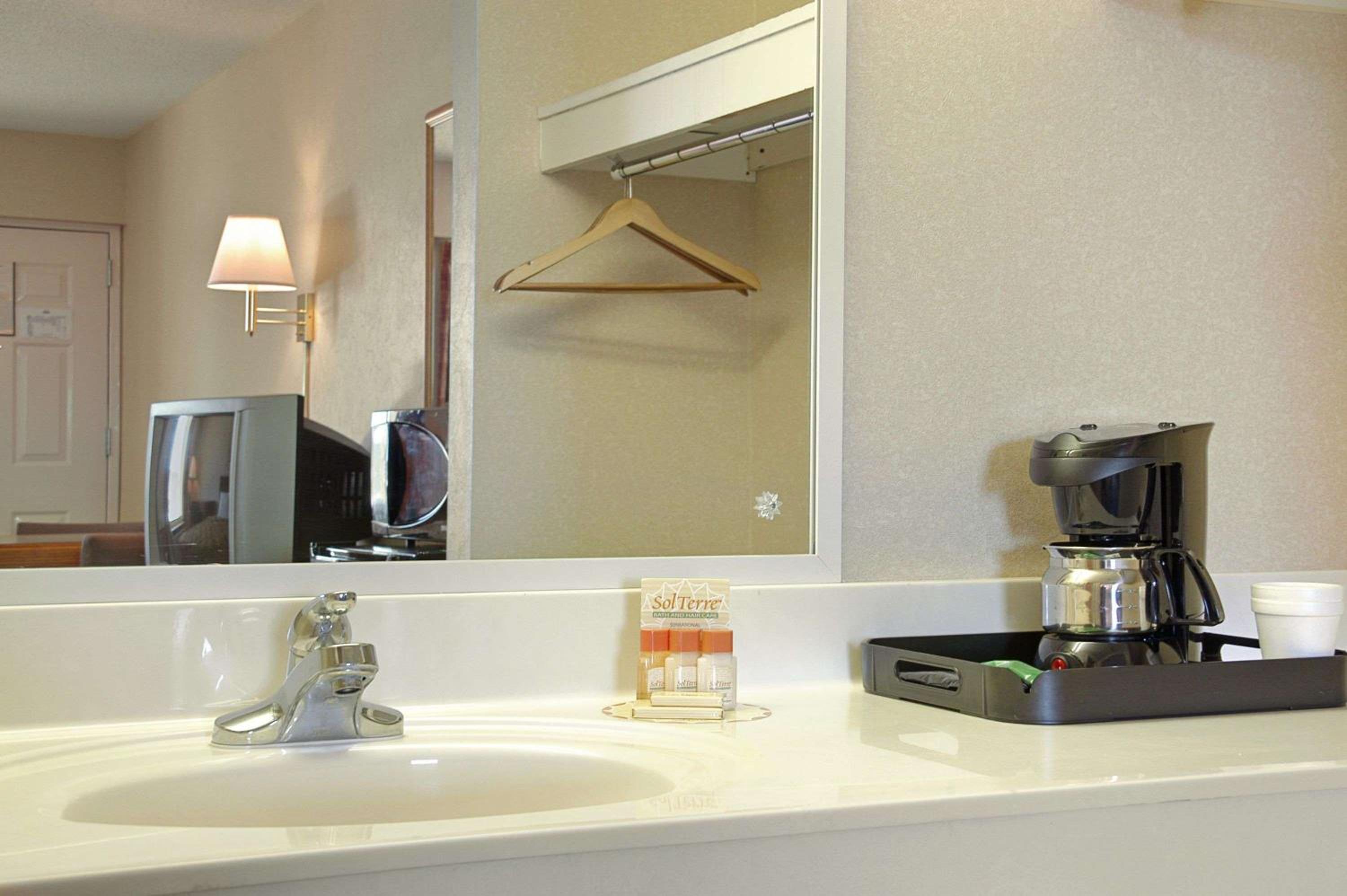 Standard Queen Room with Two Queen Beds - Non-Smoking - Photo 2