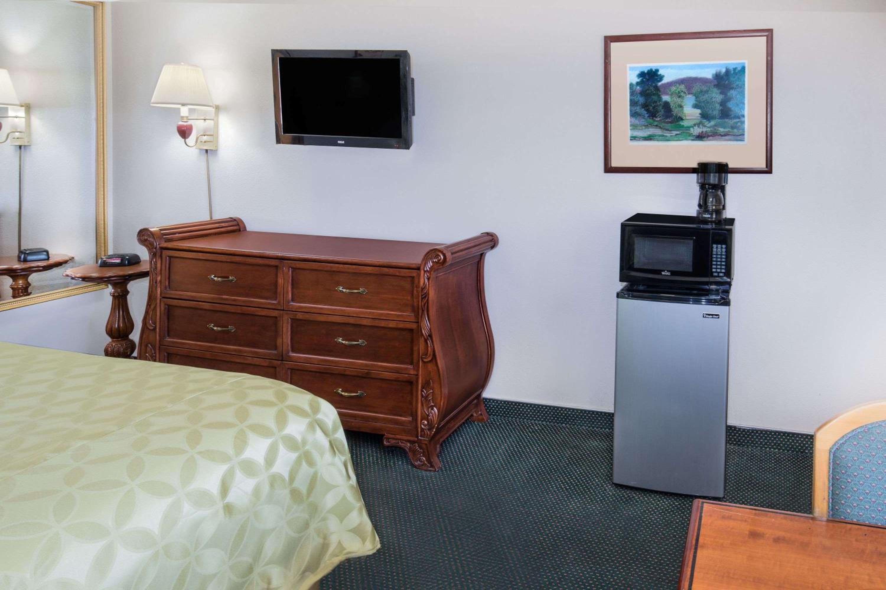 King Room - Non-Smoking - Photo 8