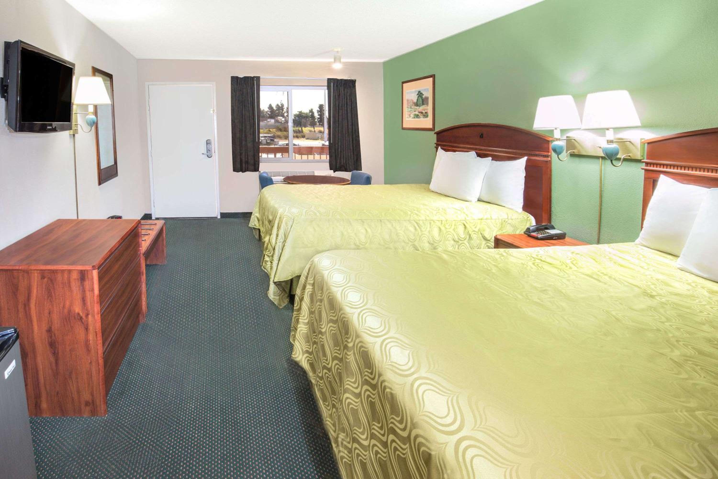 Queen Room with Two Queen Beds - Smoking - Photo 3