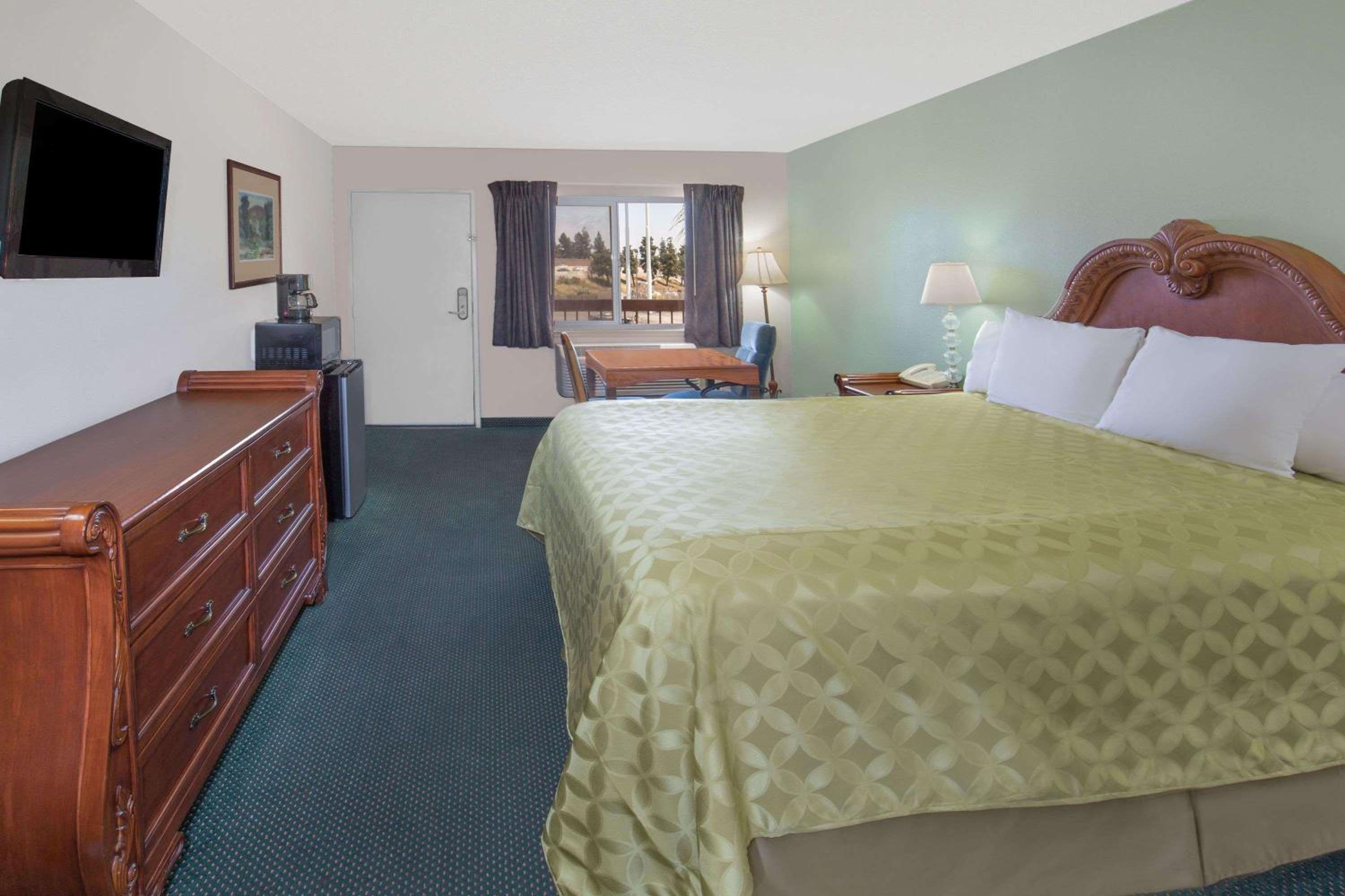 King Room - Non-Smoking - Photo 9
