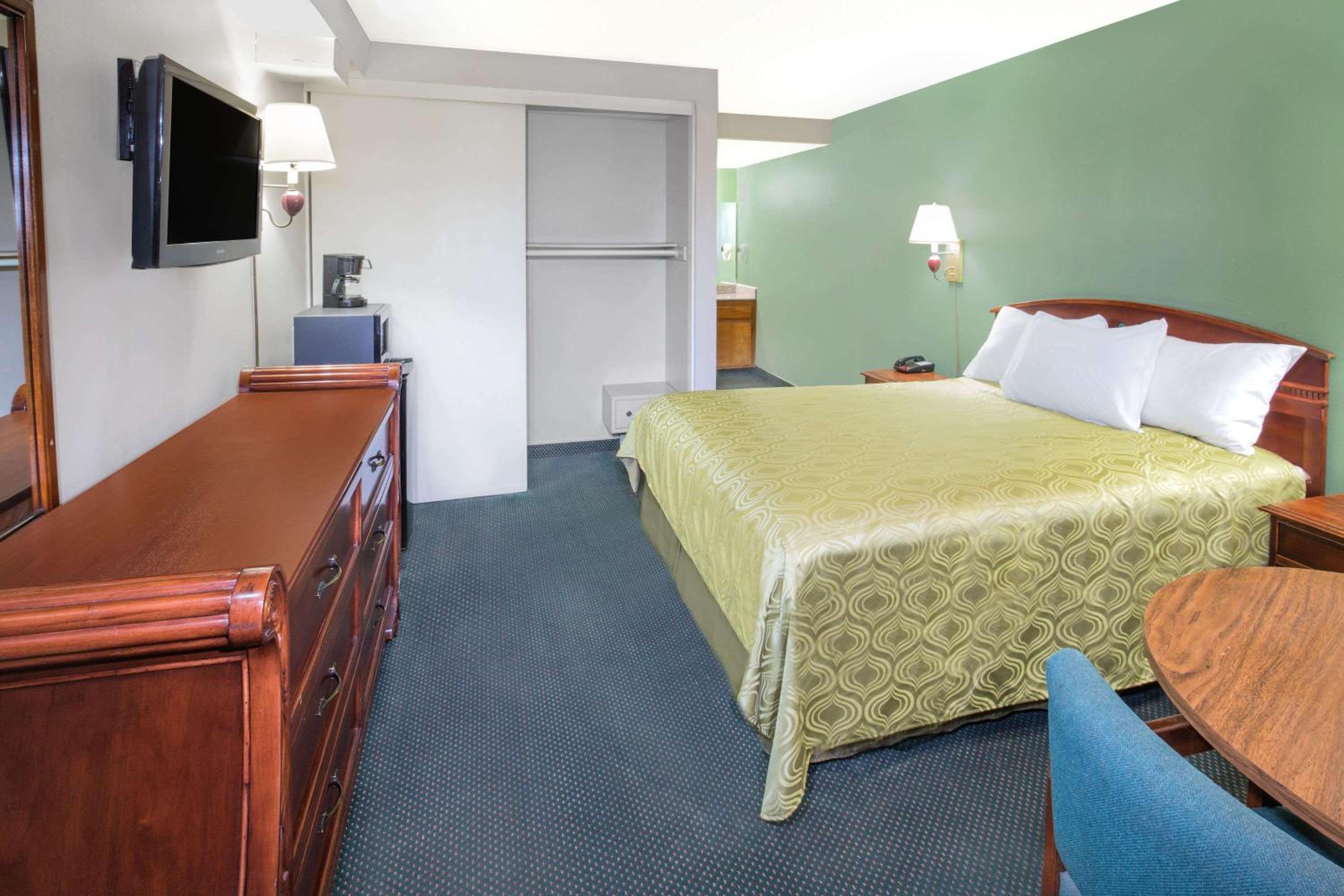 King Room - Non-Smoking - Photo 10