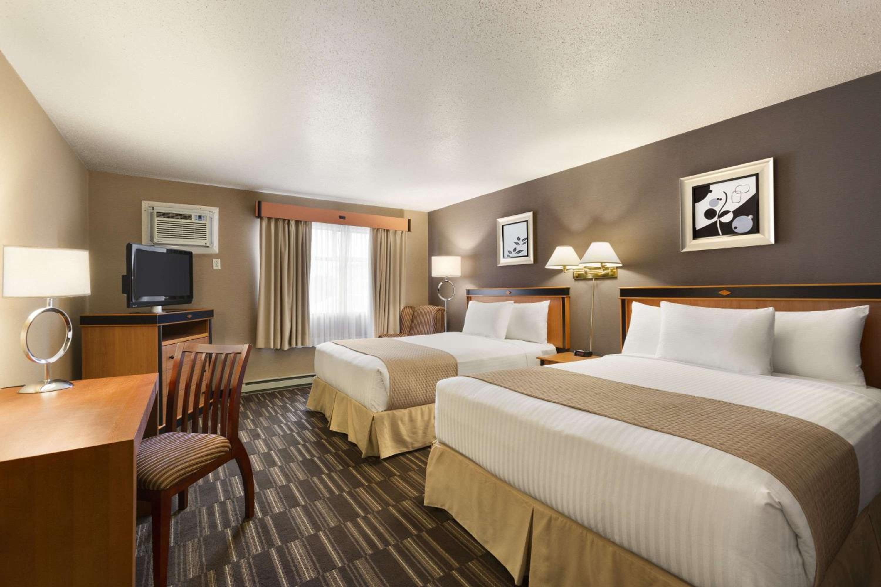 Queen Room with Two Queen Beds (Pool Level)   - Photo 1