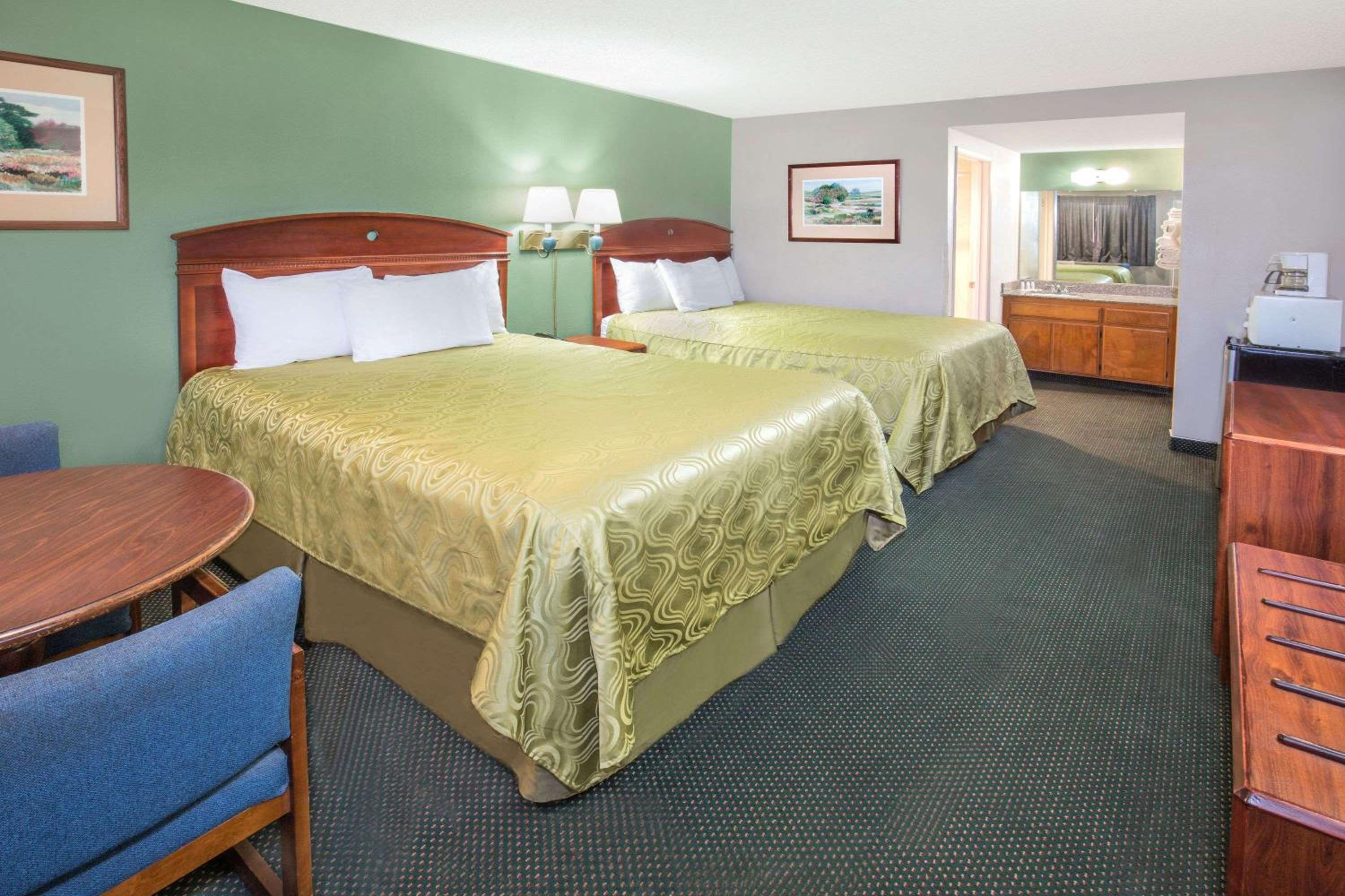 Queen Room with Two Queen Beds - Smoking - Photo 5