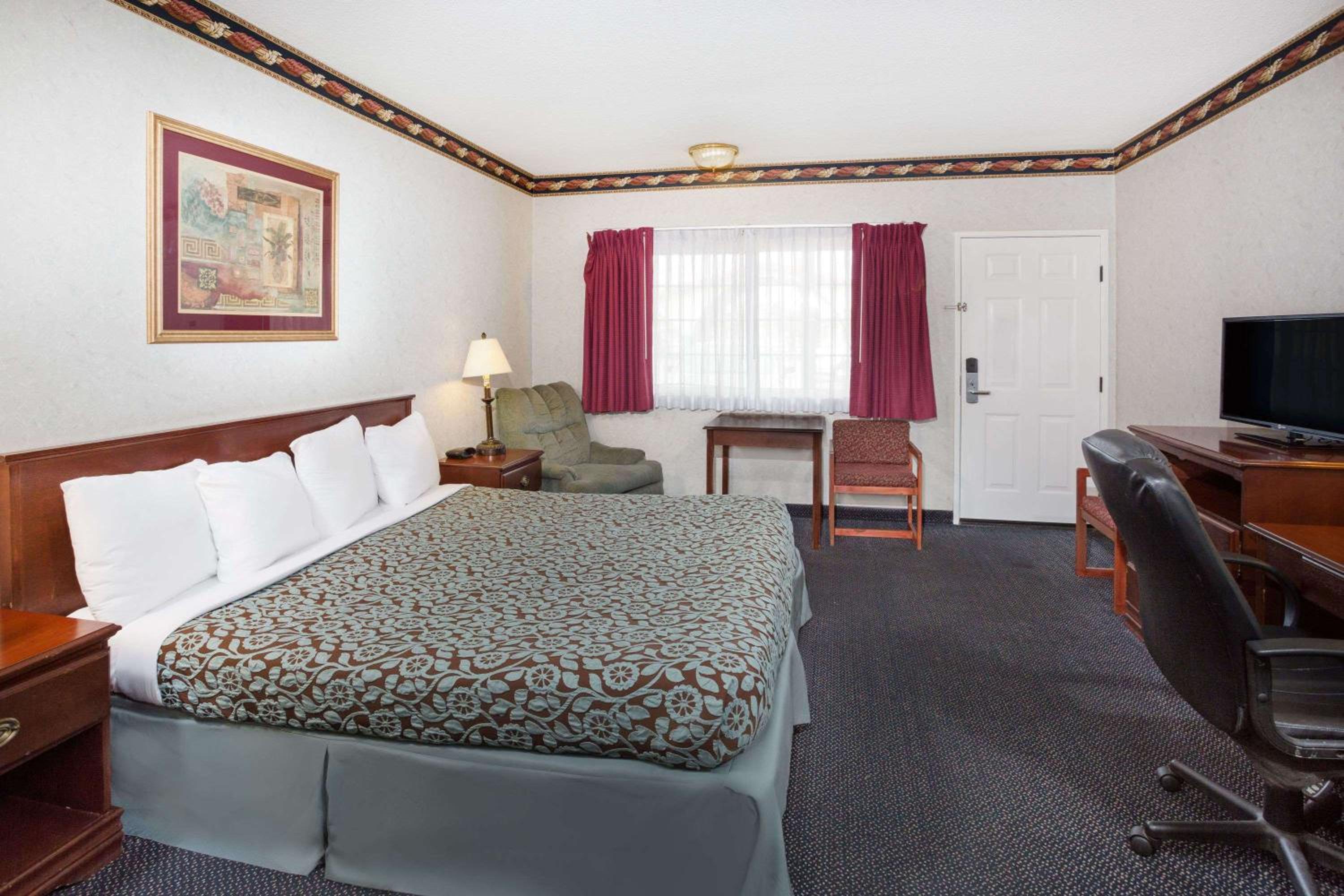 Standard King Room - Smoking - Photo 1