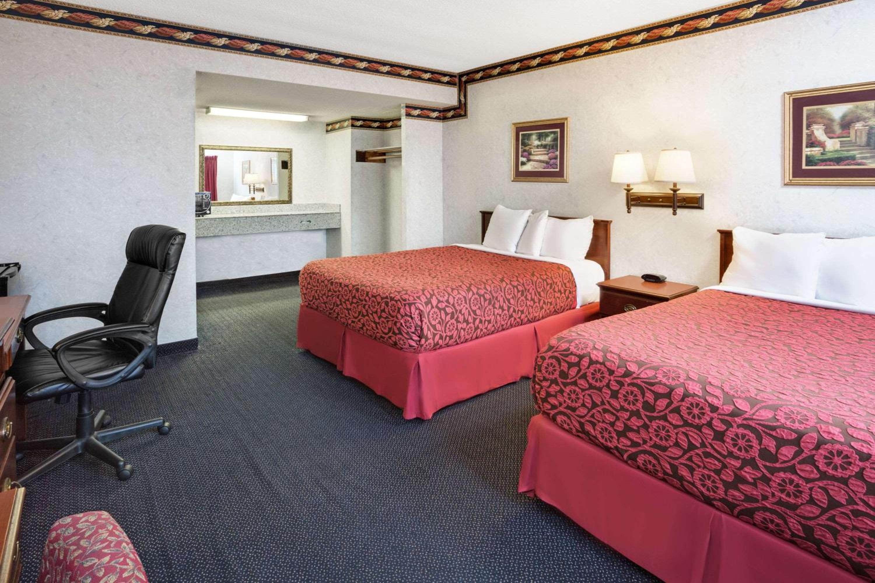 Queen Room with Two Queen Beds - Smoking - Photo 4