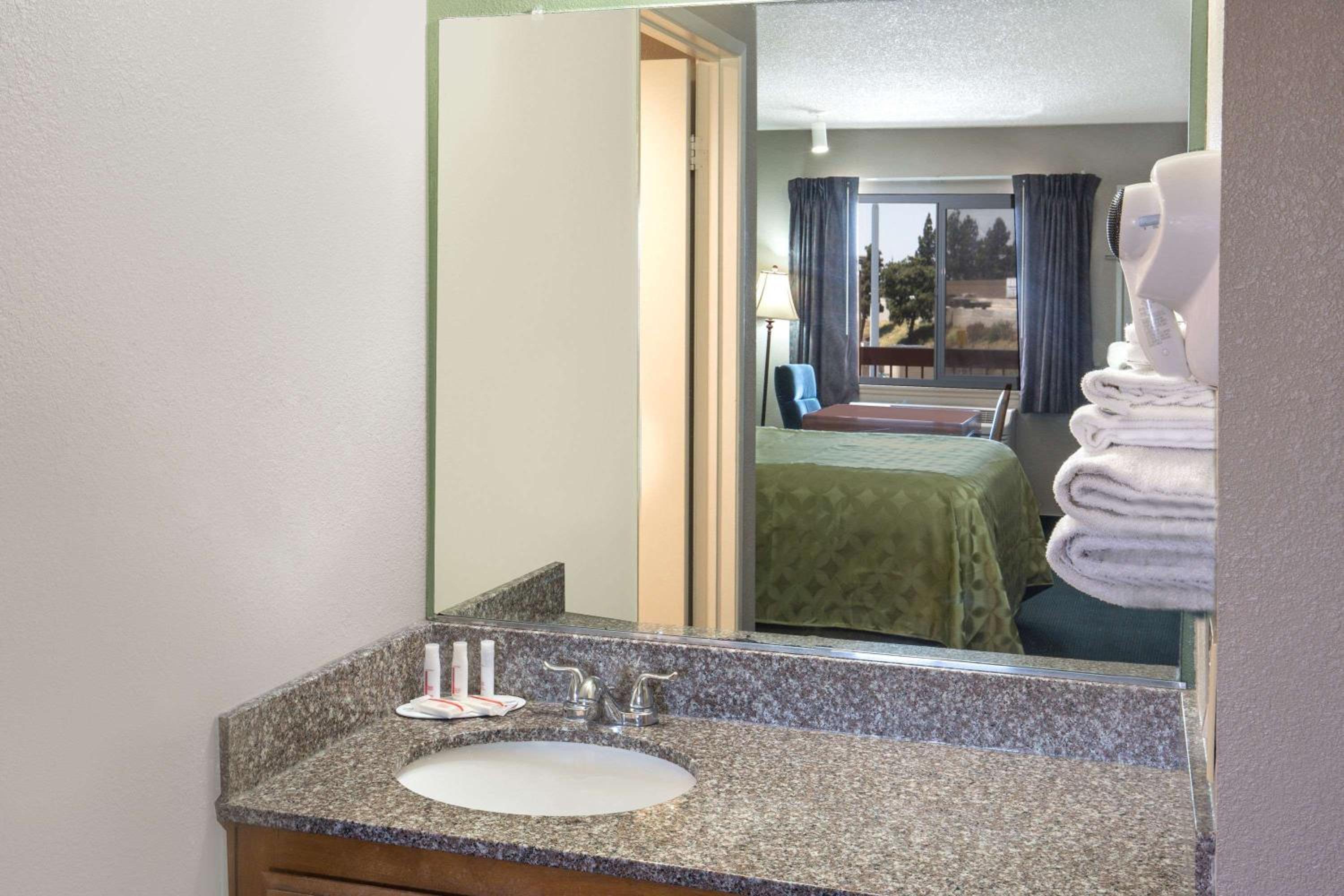 King Room - Non-Smoking - Photo 3