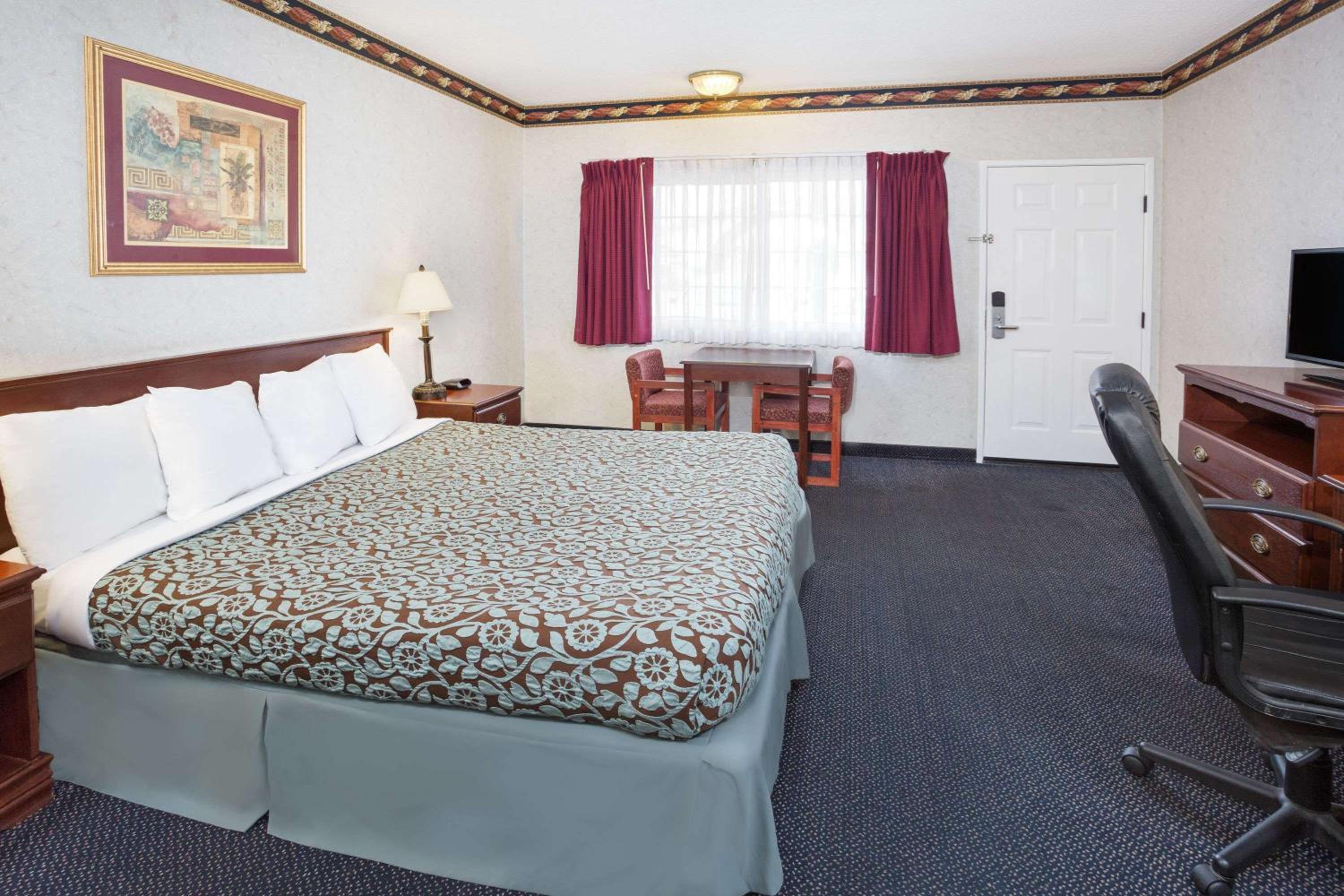 Standard King Room - Smoking - Photo 2