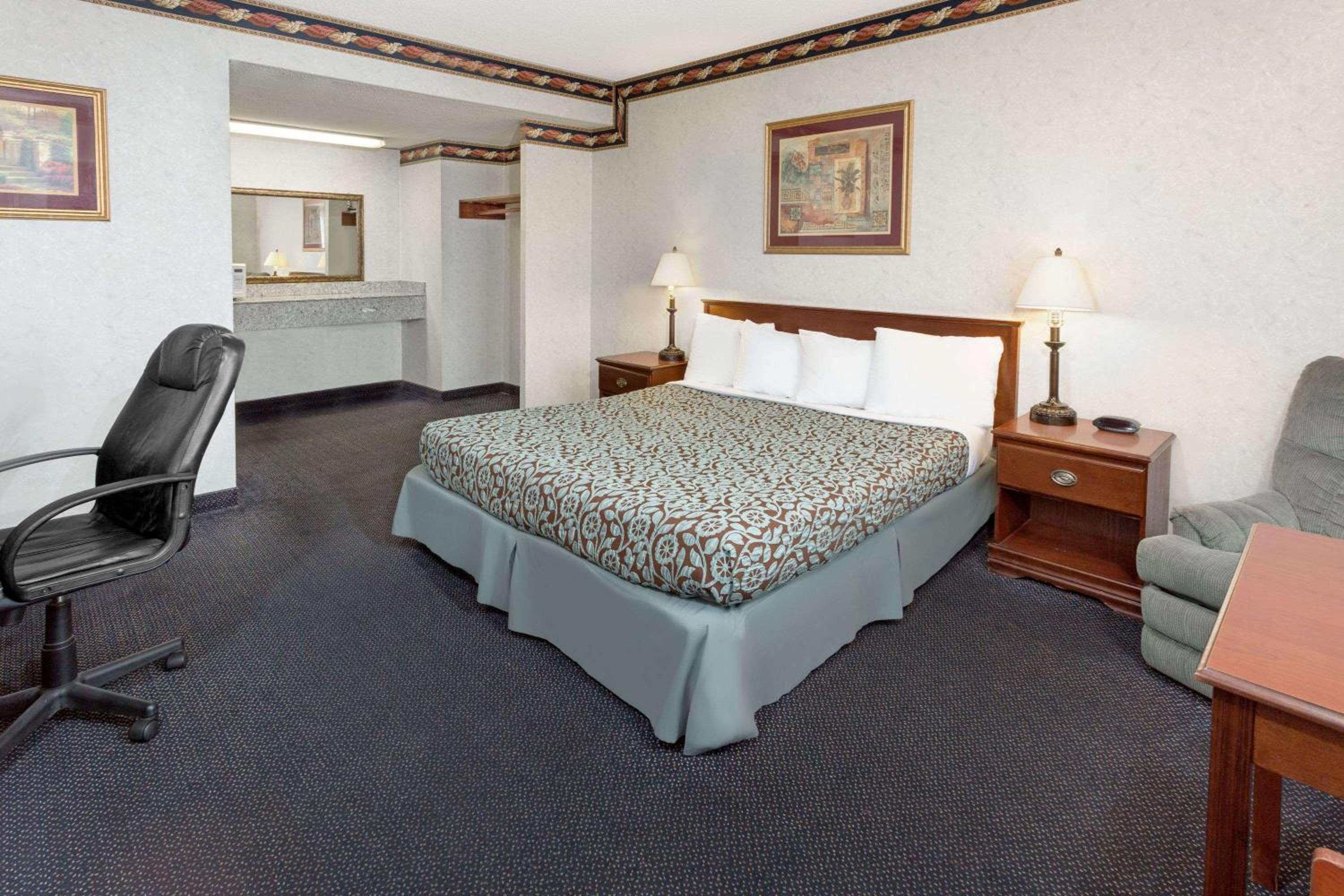 Standard King Room - Smoking - Photo 7