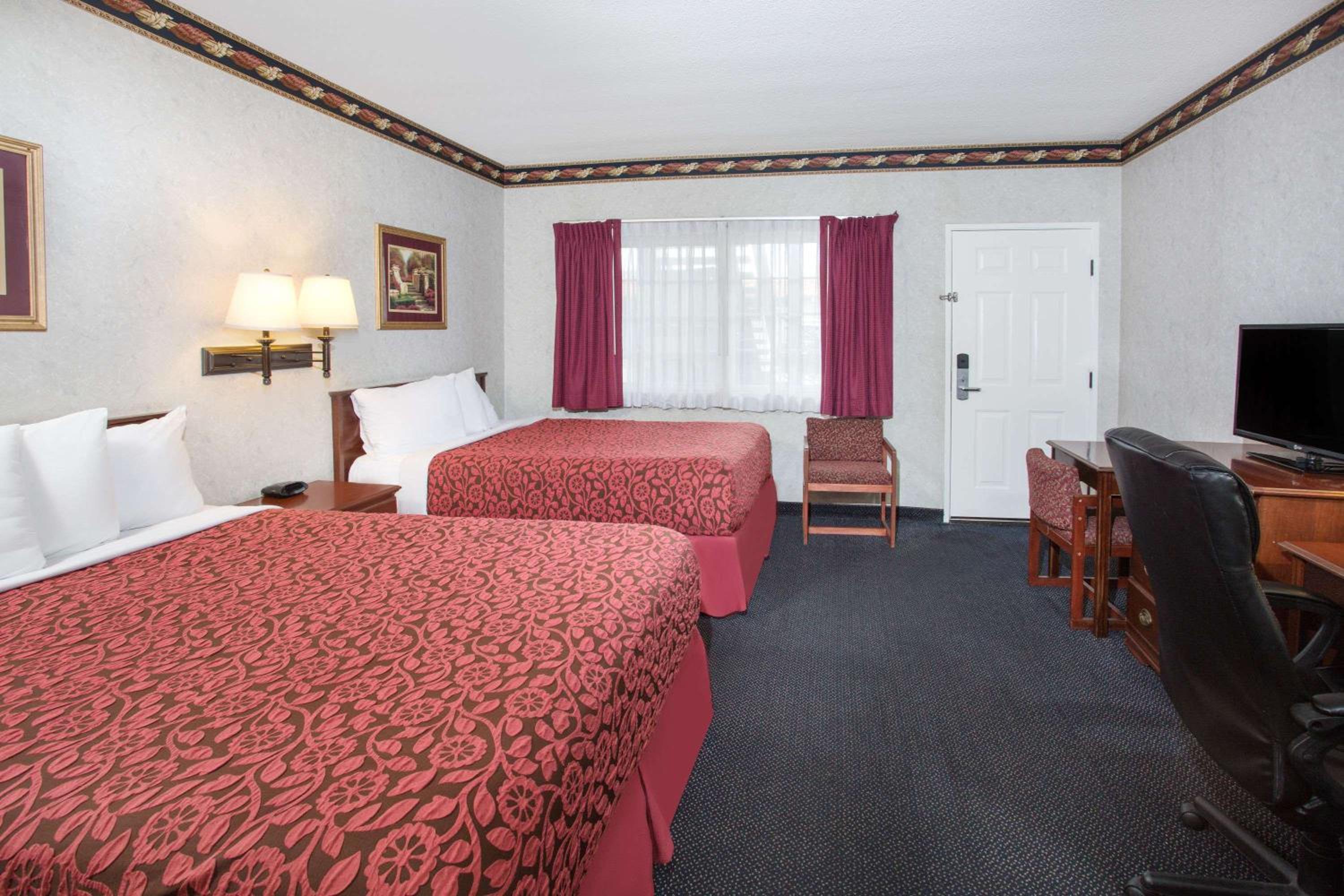 Queen Room with Two Queen Beds - Smoking - Photo 3