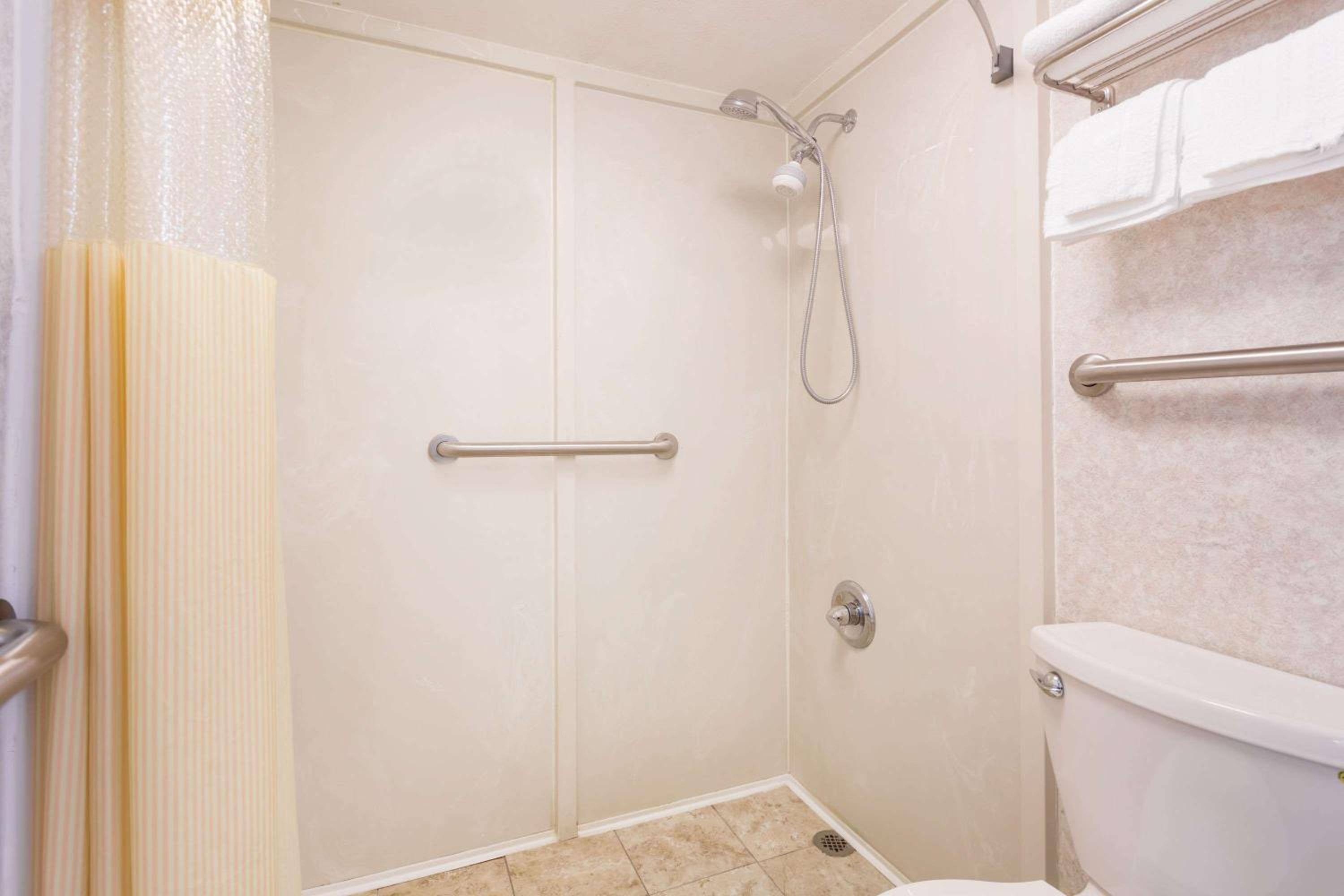 Queen Room with Two Queen Beds - Mobility Access/Non-Smoking - Photo 5