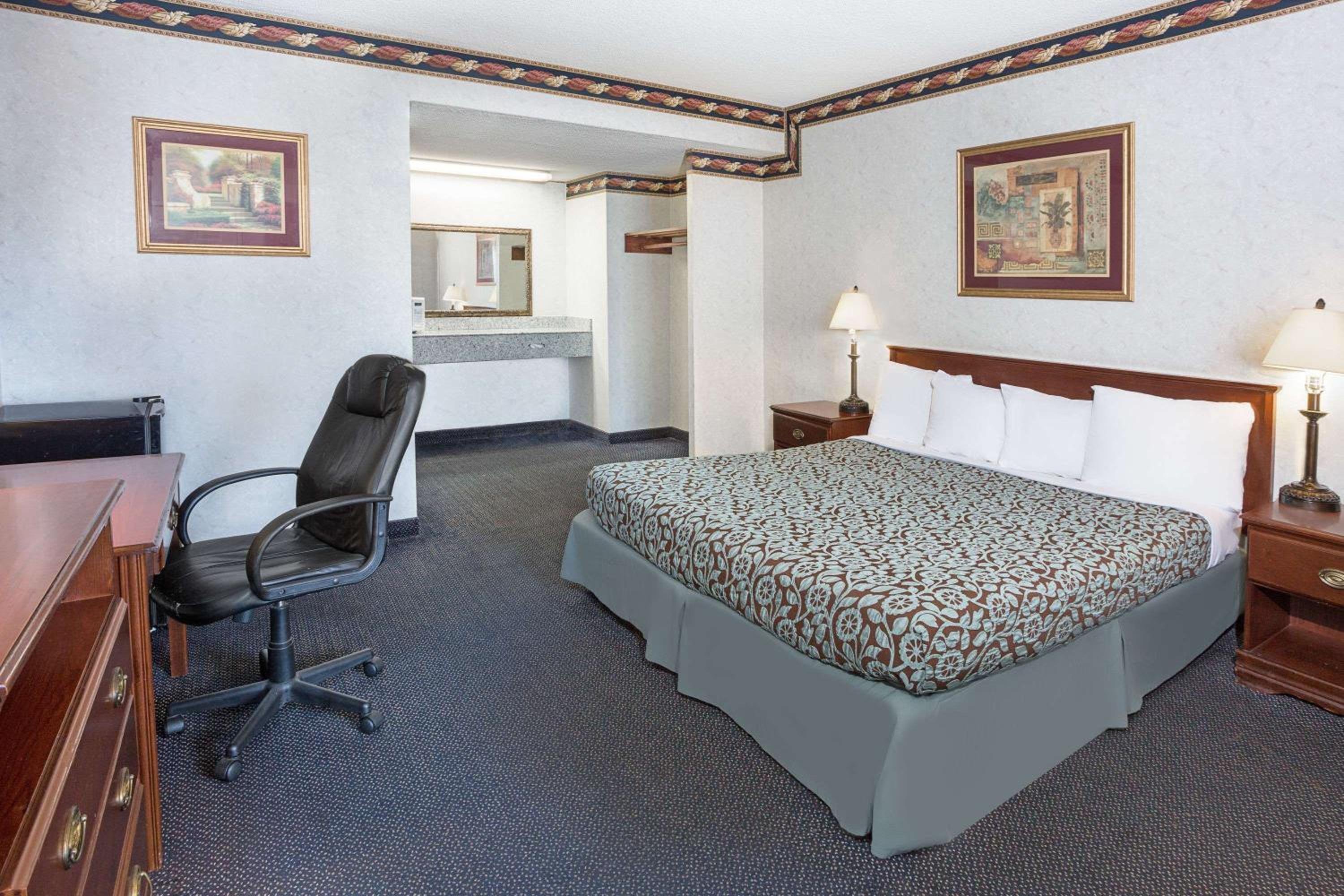 Standard King Room - Smoking - Photo 6