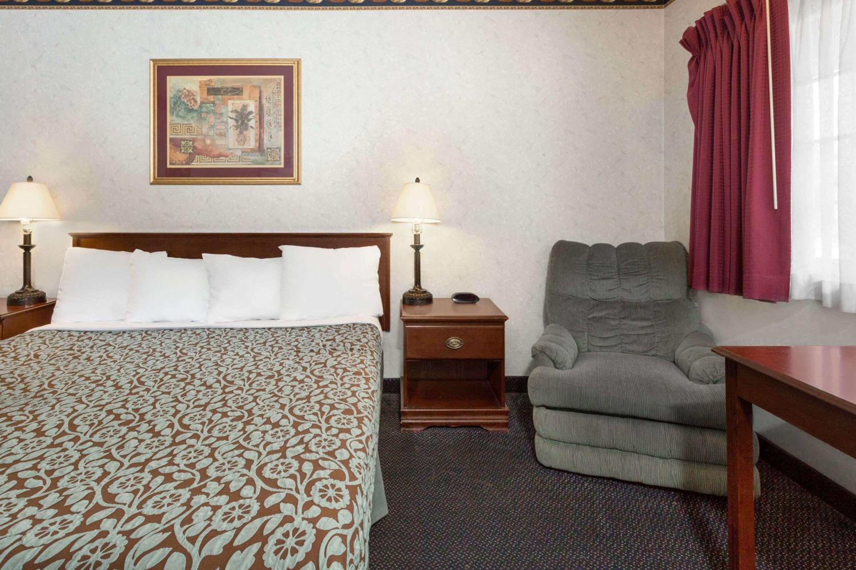 Standard King Room - Smoking - Photo 5