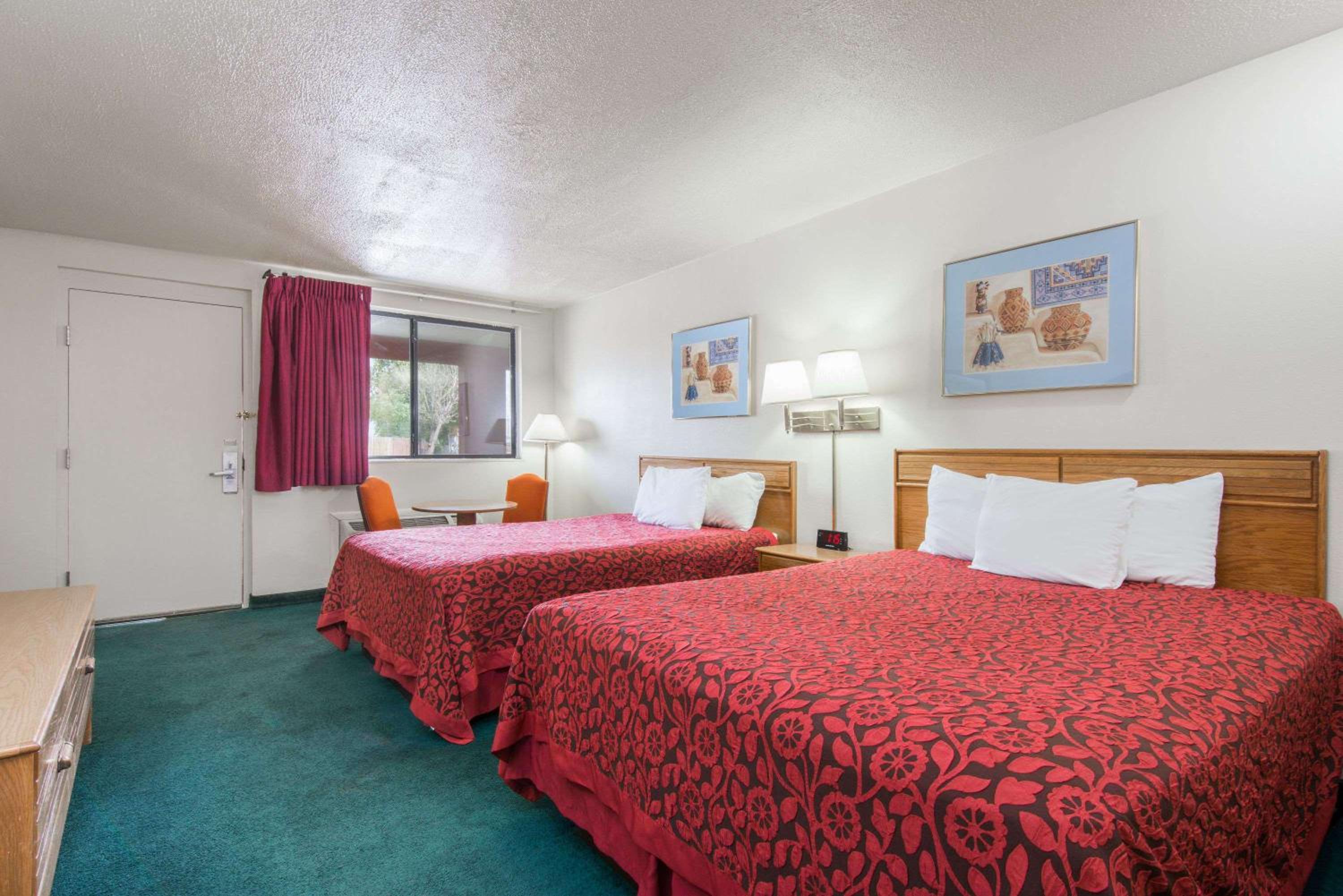 Queen Room with Two Queen Beds - Non-Smoking - Photo 5