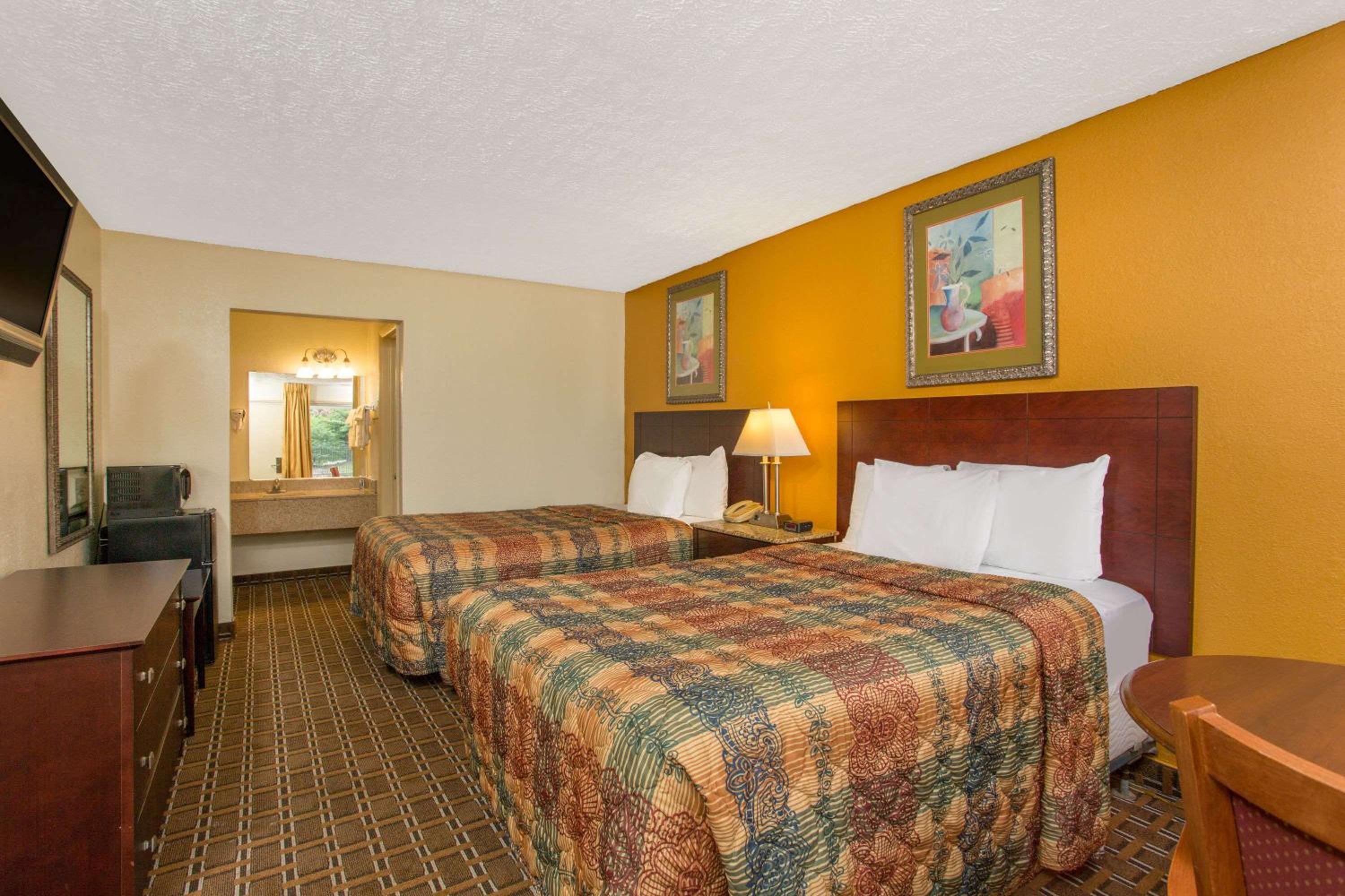 Double Room with Two Double Beds - Smoking - Photo 2