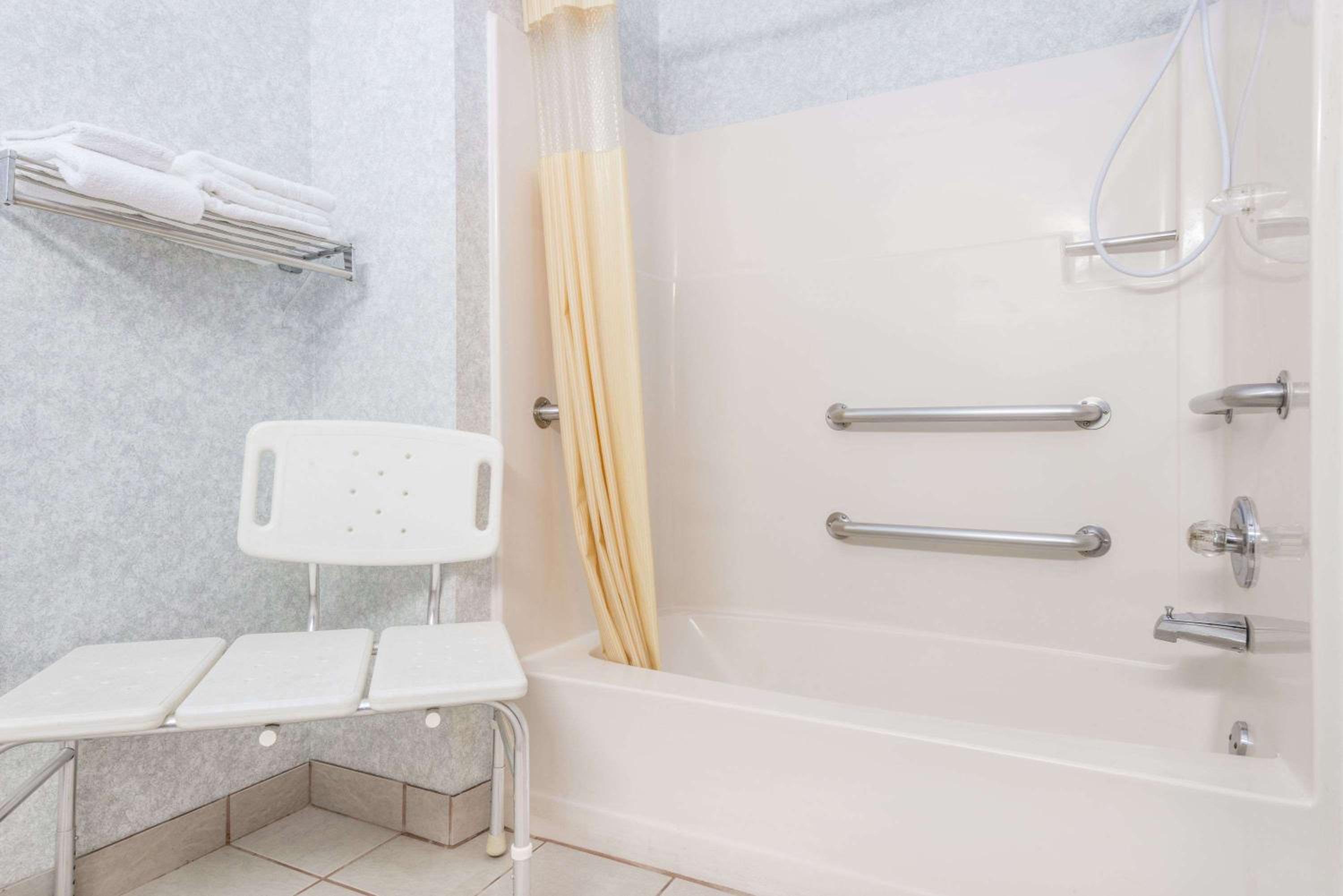 King Room with Bath Tub - Mobility Accessible/Non-Smoking photo 3