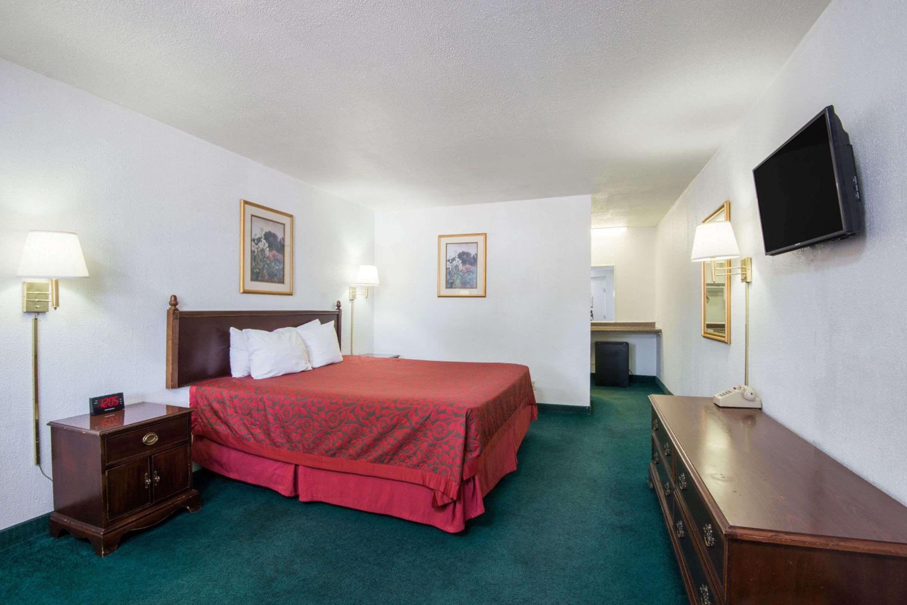 King Room - Non-Smoking - Photo 1