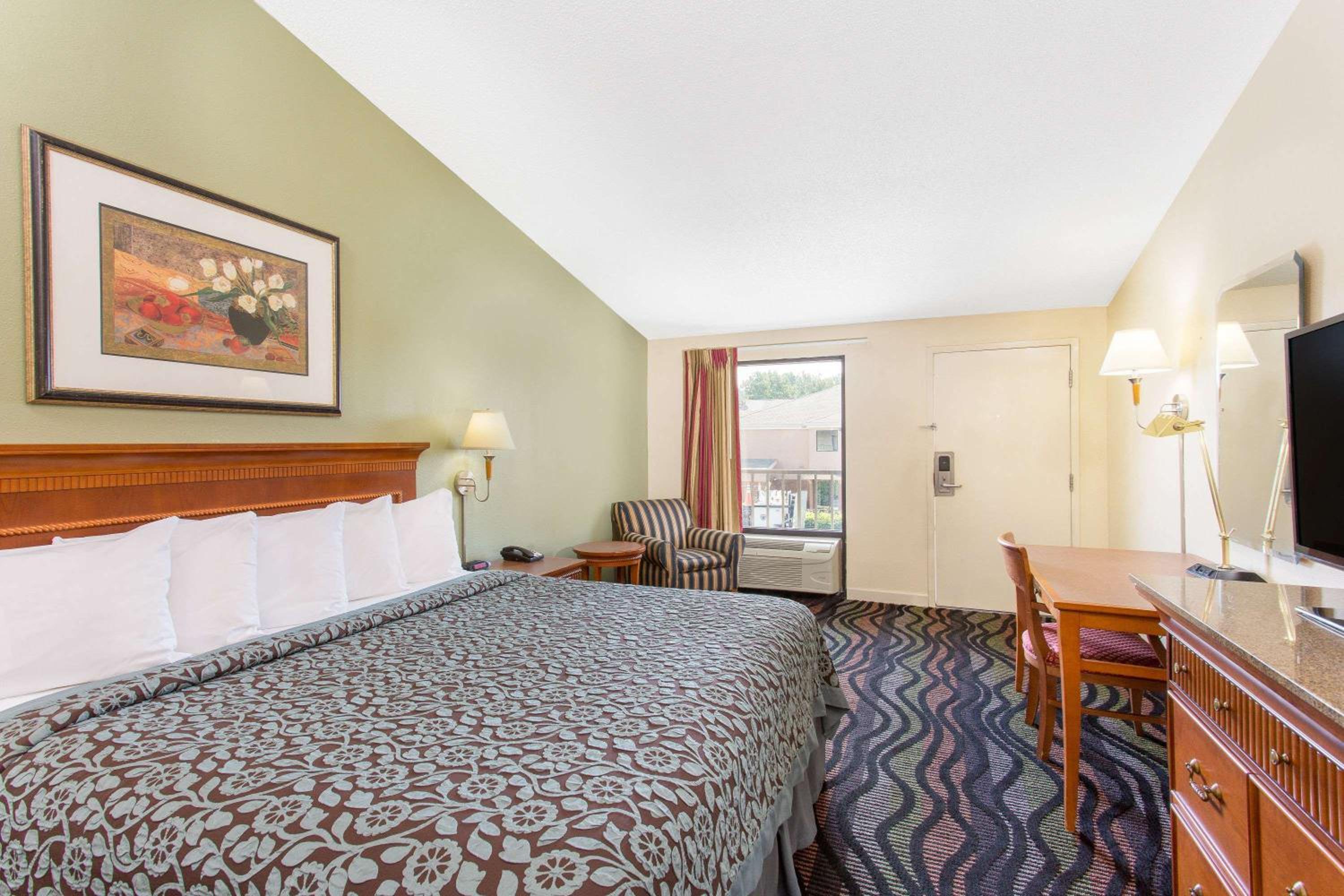 1 King Bed, One-Bedroom, Suite, Non-Smoking - Photo 1