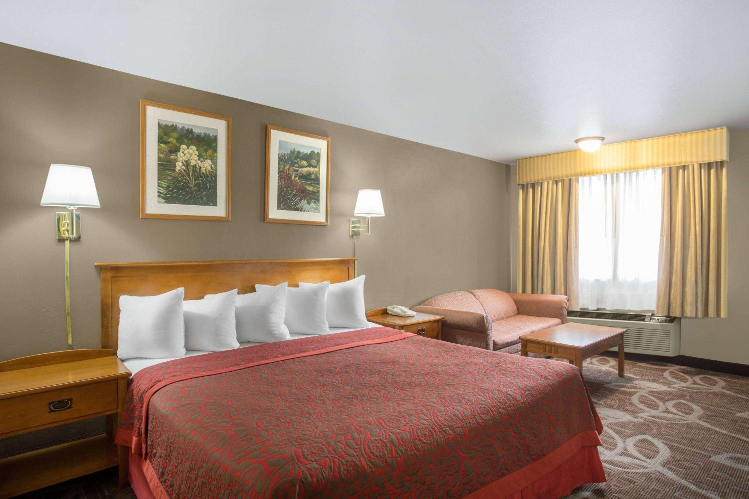 King Room - Non-Smoking - Photo 2